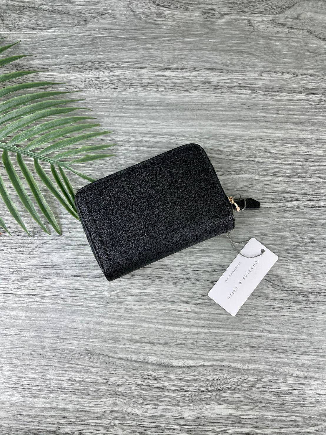 CHARLES & KEITH ENVELOPE SMALL WALLET กระเป๋าเงินใบกลาง วัสดุหนังพิมพ์ลายสีสวยน่ารัก ด้านหน้าปั๊มโลโก้แบรนด์ เปิดปิดด้วยกระดุมแม่เหล็ก
