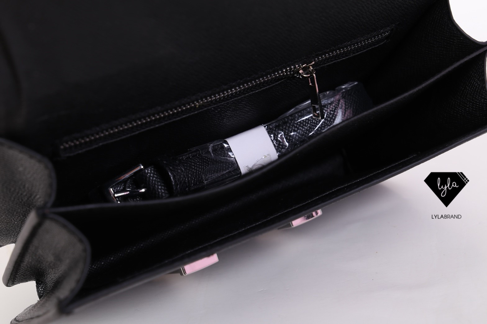 LYLABRAND🔔 Constance Size 23 Cm / Epsom ✨PU top premium นะคะ หนังดีเลอค่าน่าสอยมากกก บอกคำเดียวเลยว่าเด็ดสุด !! เหมือนหนังแท้เบอสุดค่ะคูณผู้หญิง ลูกค้าเก่าน่าจะทราบกันดีอยู่แล้วว่าคุณภาพของร้านนี้ต้องมาเป็นอันดับหนึ่งเท่านั้น อิอิ มีสายยาวส