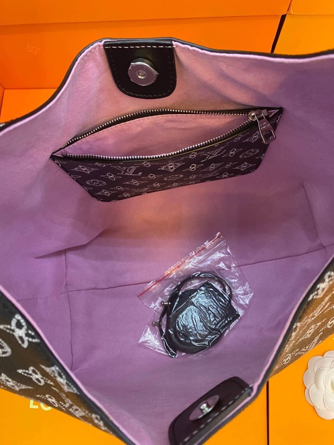 LV Mahina Carmel Bobo Bag ใหม่ล่าสุดก่อนใคร สวยได้ไม่ต้องรอ กับคอลใหม่ลุคลูกคุณ ตอบโจทย์ได้ทุกลุค ทุกไลฟ์สไตล์ ใช้งานได้ง่ายคล่องตัว กับกระเป๋าสะพายข้าง ภายในเป็นช่องโล่ง สะพายไปเที่ยว ทำงาน ออกเดท โอกาสไหนๆก็พร้อมออกงานไปเลยจ้า