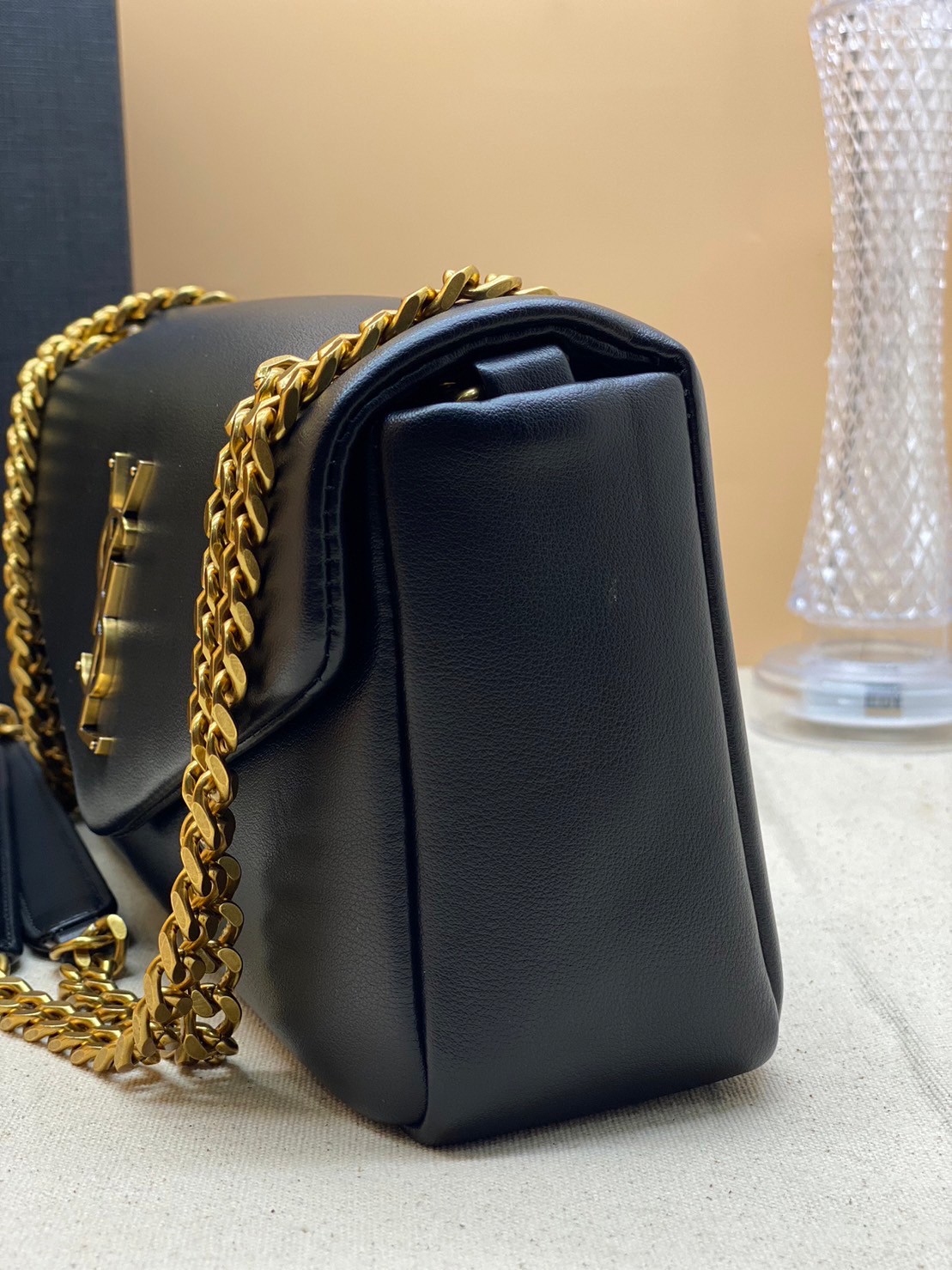 YSL CALYPSO IN PLUNGED / YSL Calypso Padded Leather Shoulder Bag กระเป๋าสะพาย คอลใหม่ ดีไซน์โลโก้โดดเด่น อะไหล่ทอง