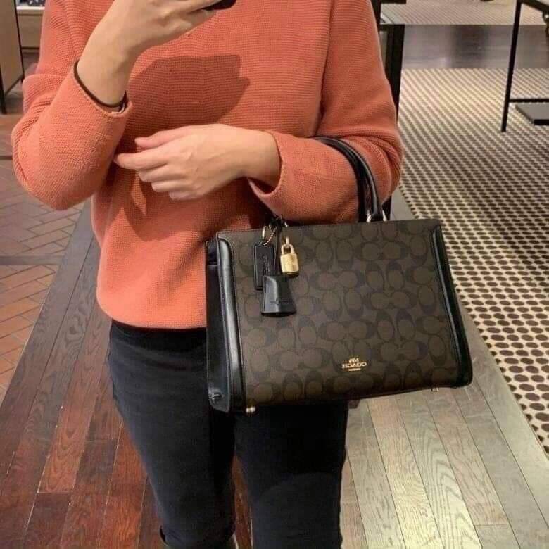 COACH ZOE CARRYALL IN SIGNATURE CANVAS เดอะเบสท์แห่งปี ต้องยกให้พี่คนสวยใบนี้เลย!! รุ่นที่สาวๆตามหา หายากอีกหนึ่ง กระเป๋าถือ/สะพายทรงสวย คลาสสิค ใบใหญ่จุคุ้ม มีดีเทลน่ารักๆที่แม่กุญแจ สามารถล็อคหัวซิปได้ กุญแจซ่อนในพวงหนังห้อยก็น่ารักไปอีก ภายในโล่งกว้าง 