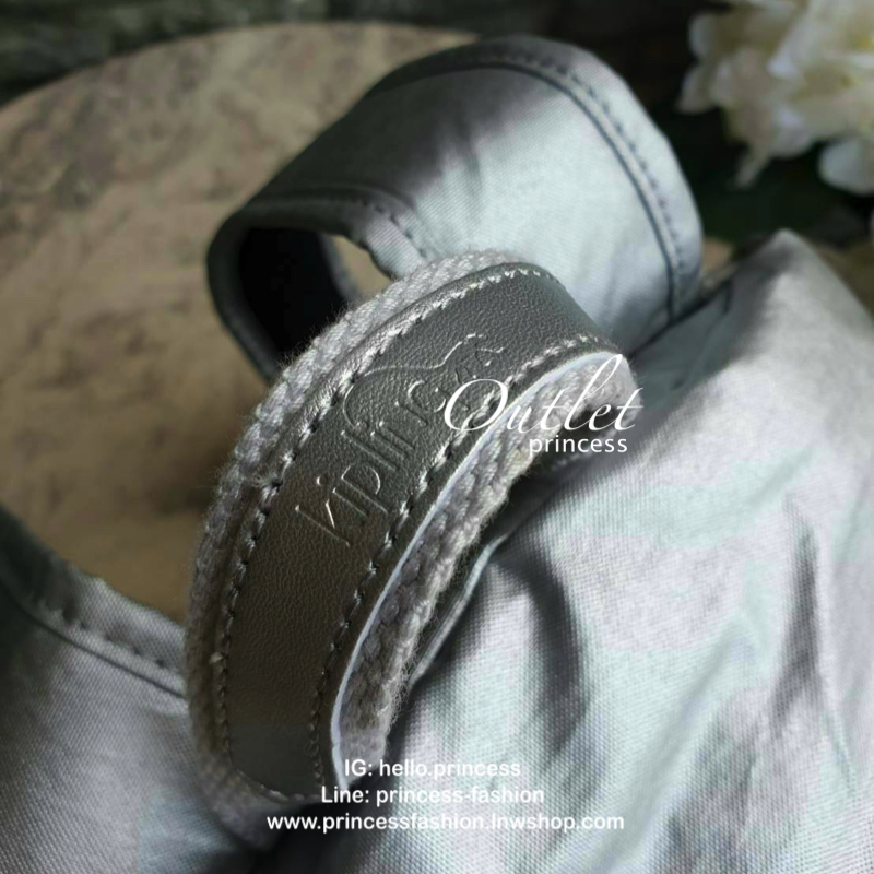 Kipling Matta Small Metallic Backpack รุ่น KI1490 คอลเลคชั่นใหม่ชนช้อป!!กระเป๋าเป้ขนาดกำลังดี วัสดุไนล่อนเคลือบกันน้ำ มีน้ำหนักเบา มีช่องเก็บของหลายช่อง แบ่งเป็นช่องด้านหน้า 2 ช่องและด้านข้างอีก 2 ช่อง ช่องใหญ่ปิดเปิดด้วยซิปคู่ภายในมีช่องซิป ช่องใส่ของจุก