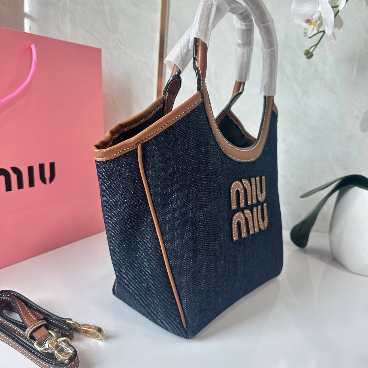 MIU MIU IVY CANVAS BAG / MIU MIU TOTE IVY MINI กระเป๋าถือหรือสะพายข้างทรงโท้ท รูปทรงทันสมัยน่ารัก สวยหรูมากๆคะ