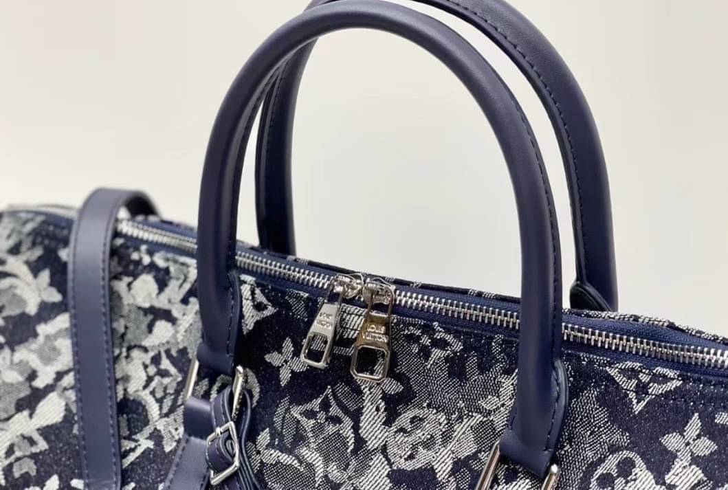 LOUIS VUITTON MONOGRAM DENIM / LV Denim Travel กระเป๋าเดินทาง อีกรุ่นขายดี!!! ของมันต้องมี ♡ มาใหม่ กระเป๋า TRAVEL BAG ใส่ของได้เยอะมาก ทรงสวย พิมพ์ลายชัดเจน มาพร้อมสายสะพายข้างสวยหรู ดูแพงคะ! พร้อมส่งที่ไทย