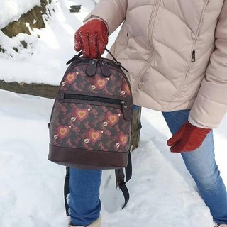 OUTLET 】COACH Barrow Backpack With Horse And Carriage Print And Hearts Oxblood (F79024) โดดเด่น ไม่จำเจ แถมใช้ดีไปอีก< 🌹สวยโดดเด่นอย่างลงตัว💃💃พลาดแล้ว พลาดเลยจ้ารอบนี้ // เป้รุ่นใหม่ canvas ผสมหนังแท้คุณภาพดี หนังนิ่มมือมากๆ ขนา