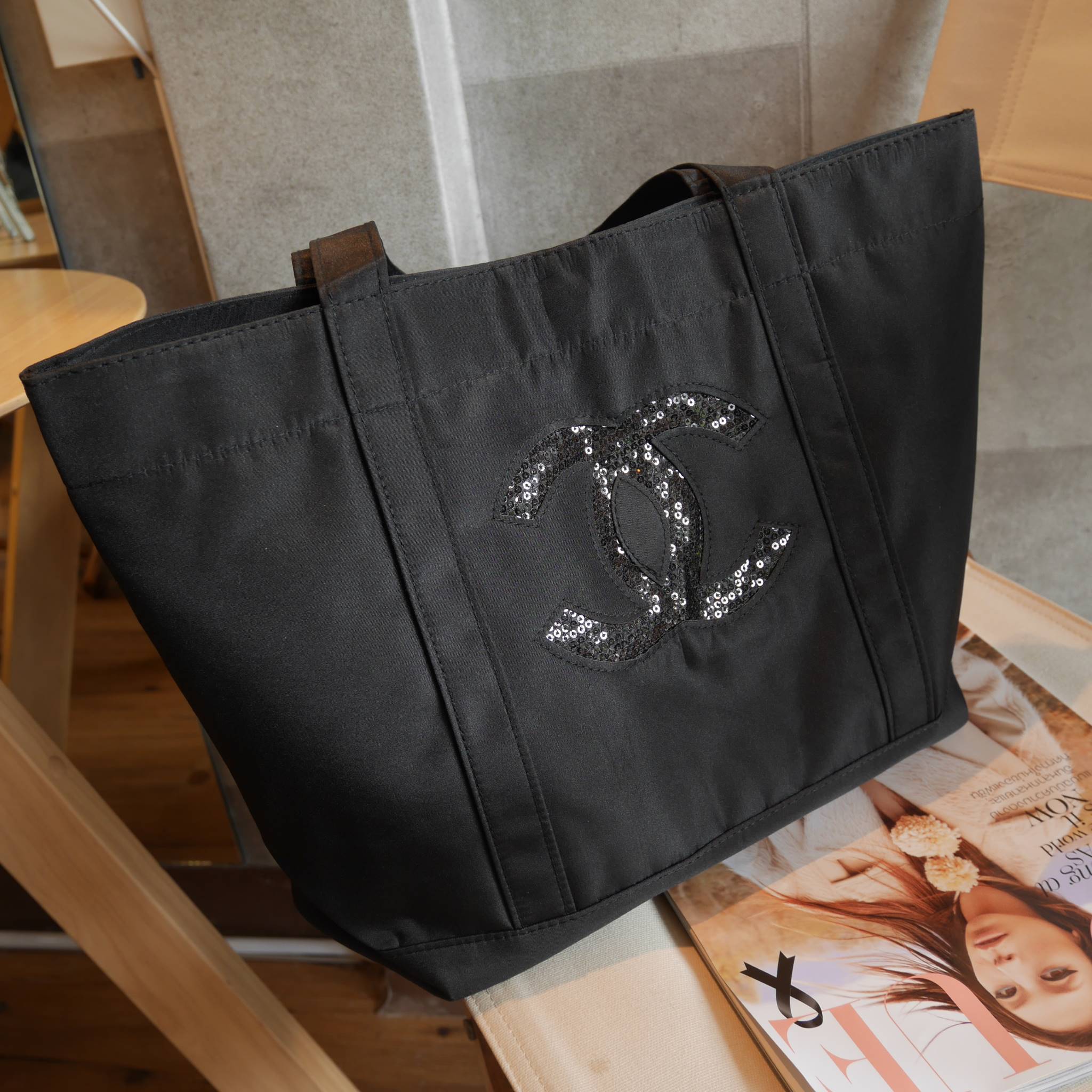 Must Have! Chanel Satin Shopping Bag กระเป๋าสะพายทรง Shopping Bag พรีเมี่ยมกิ้ฟ Limited Edition ของแท้ 100% นำเข้าจาก Chanel Perfume Counter ใบใหญ่วัสดุ SATIN ประดับคริสตัลสีดำโลโก้ CC สุดคลาสสิค ซับใน Polyester 100% เปิดปิดด้วยกระดุมแม่เหล็ก น้ำหนักเบา จ