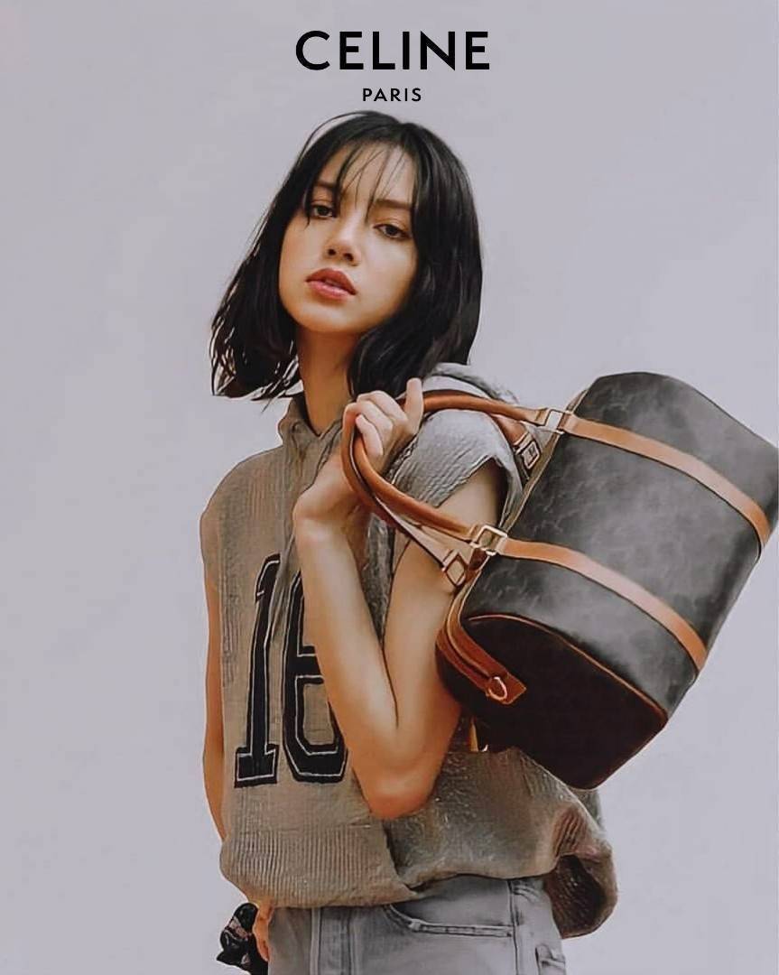 CELINE TRIOMPHE CANVAS BOSTON BAG VIP GIFT WITH PURCHASE (GWP) พรีเมี่ยมกิ๊ฟ Limited Edition จาก CELINE HAUTE PERFUME DUTYFREE วัสดุ TRIOMPHE CANVAS หนังขึ้นลาย Signature สวยหรูสุดคลาสสิคดีไซน์ไม่มีเอ้าท์ เปิดปิดด้วยซิปแบรนด์ มาพร้อมTagห้อยแม่กุญแจอะไหล่แ