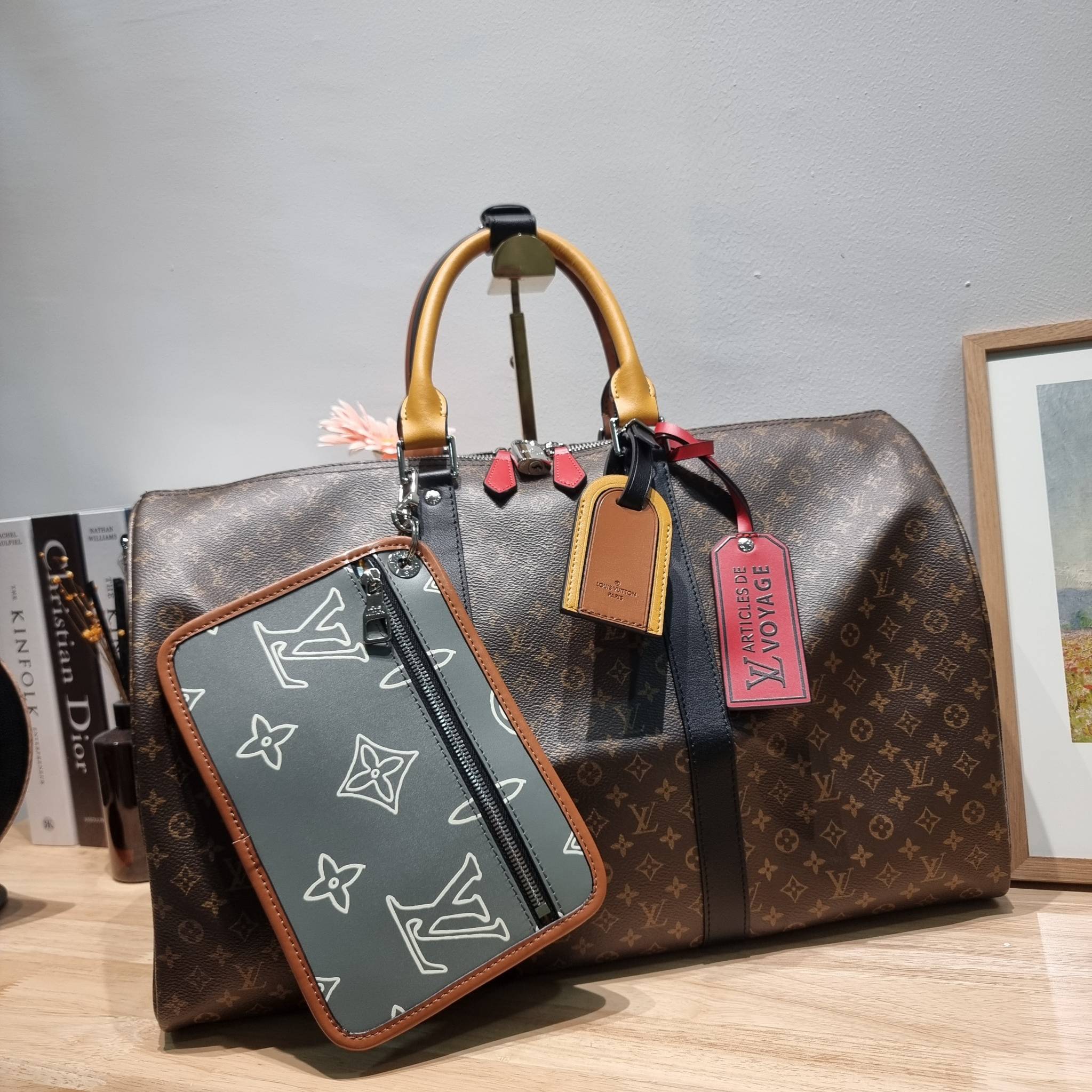 LV KEEPALL BANDOULIERE กระเป๋าเดินทางสุดชิค ที่ทำให้การเดินทางไม่ธรรมดาอีกต่อไป ด้วยลูกเล่น patch แท็กห้อย และใบลูก ที่จัดมาให้ได้เก๋ๆ ไม่ซ้ำใคร วัสดุหนังแคนวาสคุณภาพดี ดีไซน์ลวดลายโมโนแกรมเอกลักษณ์ ซิปมีตัวล็อคไว้ให้แน่นหนา มีสายสะพายครอสให้ ภายในโล่งกว้