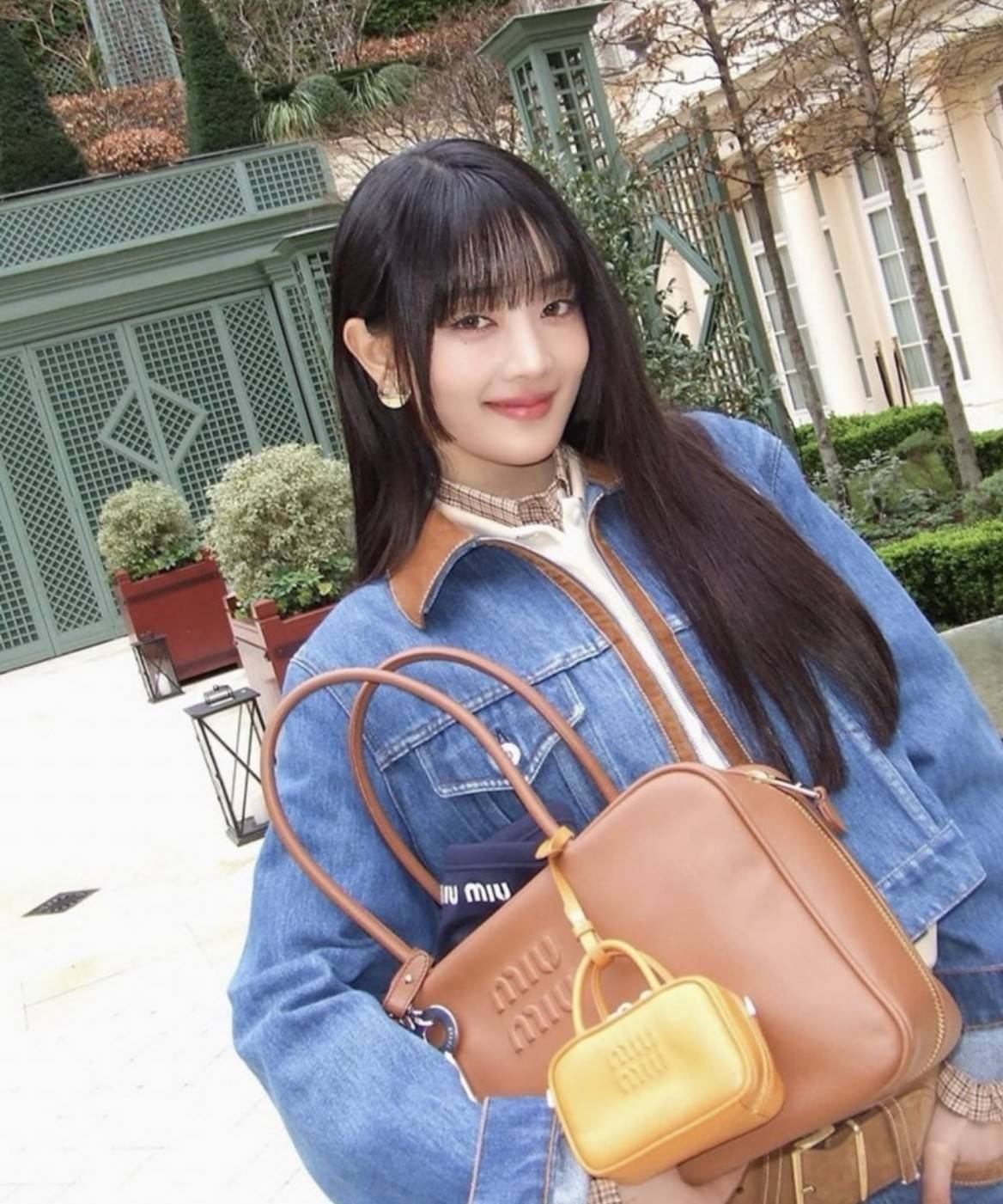 MIU MIU LEATHER BEAU BAG กระเป๋าถือรุ่นสุดจึ้ง ที่ไม่มีตอนนี้คือพลาด ดีไซน์เรียบแต่มากมีอยู่จริง สวยดูแพง หูจับในตัวง่ายและสะดวกพกพา เพียงแค่คล้องไหล่ ขนาดใหญ่จุของได้แบบสบายๆ