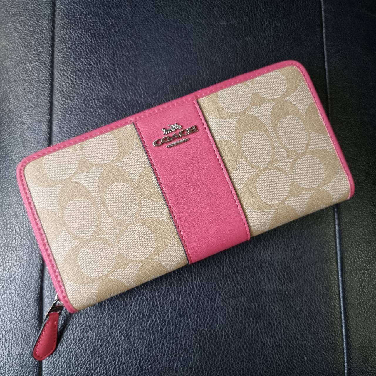 COACH F54630 ACCORDION ZIP WALLET IN SIGNATURE COATED CANVAS WITH LEATHER STRIPE กระเป๋าสตางค์ใบยาวรุ่นคลาสสิค คัดสีขายดีมาให้กันเลยจ้า ♥️ วัสดุหนังแคนวาสเคลือบลาย เปิด-ปิดด้วยซิปรอบ รูดใช้งานง่าย ใส่บัตรได้ มีช่องซิปใส่เหรียญ ใส่มือถือได้ พกใบนี้ใ