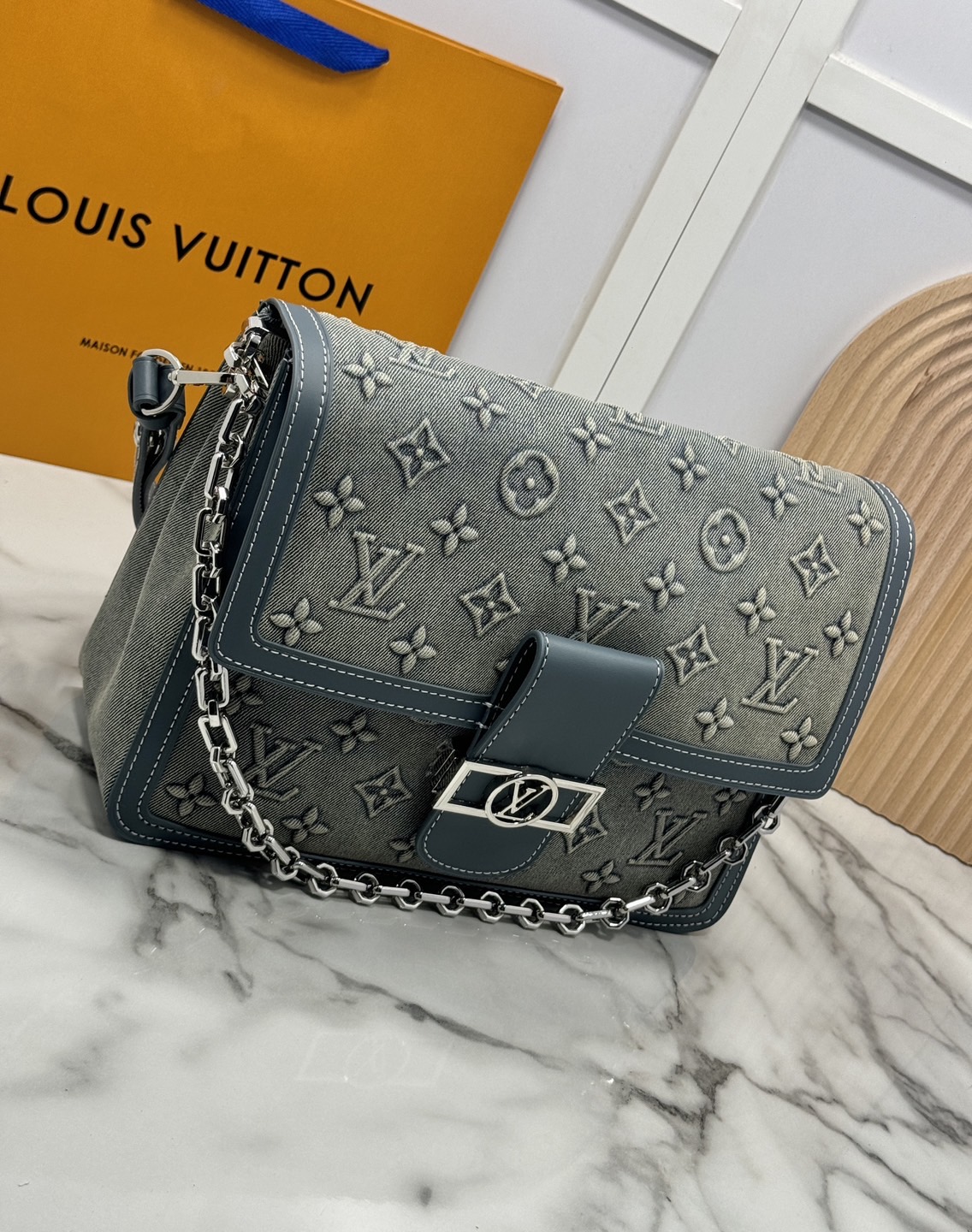 LV Dauphine 30 Monogram Denim Bag กระเป๋าสะพายทรงสวยใบใหญ่คลาสสิกเดนิมซีดสไตล์วินเทจ ปั้มนูนโลโก้ลายโมโนแกรม ใหม่ล่าสุด ส่งท้ายปีแบบสุดหรู กับกระเป๋าสะพายลุคคุณนาย