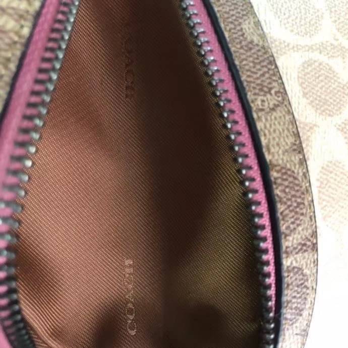 LIMITED EDITION !! COACH BELT BAG IN SIGNATURE WITH REXY BY GUANG YU กลับมาอีกครั้งกับ Coach X Disney สวยงามมากๆค่ะ คาดอก คาดเอวได้ ลาย C ตัดขอบหนังเรียบ มีช่องซิปทั้งหน้า//หลัง ใส่มือถือได้ทุกรุ่น;พาสปอร์ตได้ ;กระเป๋าเงินใบกลางได้;อื่นๆจำเป็นได้ครบค่ะ.