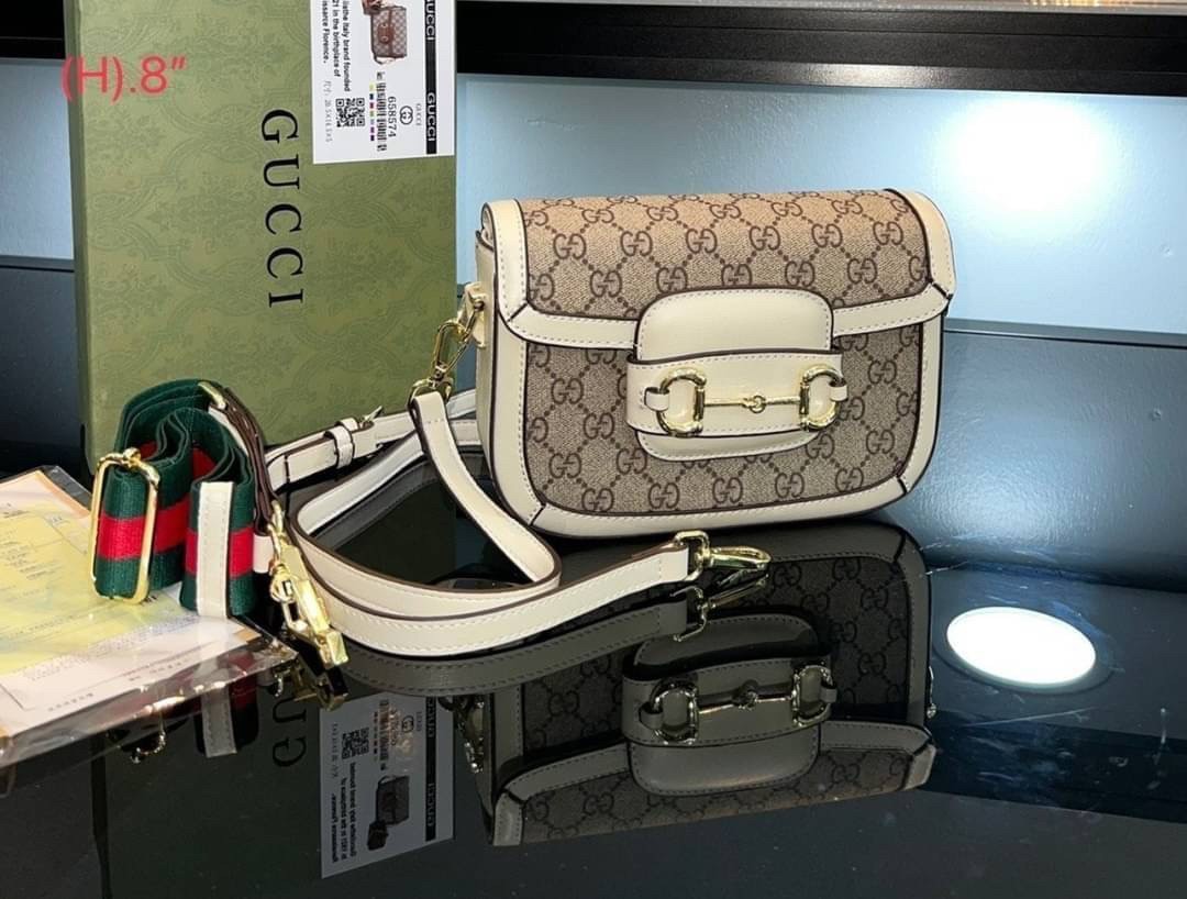GUCCI HORSEBIT 1955 MINI BAG กระเป๋าสะพาย crossbody รุ่นฮิต สุดหรูหรา คลาสสิค จุของสำคัญได้เยอะ มาพร้อมสายสะพายยาว 2 เส้น สามารถ ปรับระดับได้ ถอดออกได้ รุ่นนี้ใช้งานดีมาก บอกต่อกันถึงที่สุด ใช้ได้ทุกโอกาส เป็นอีกรุ่นที่โดดเด่นมากๆ
