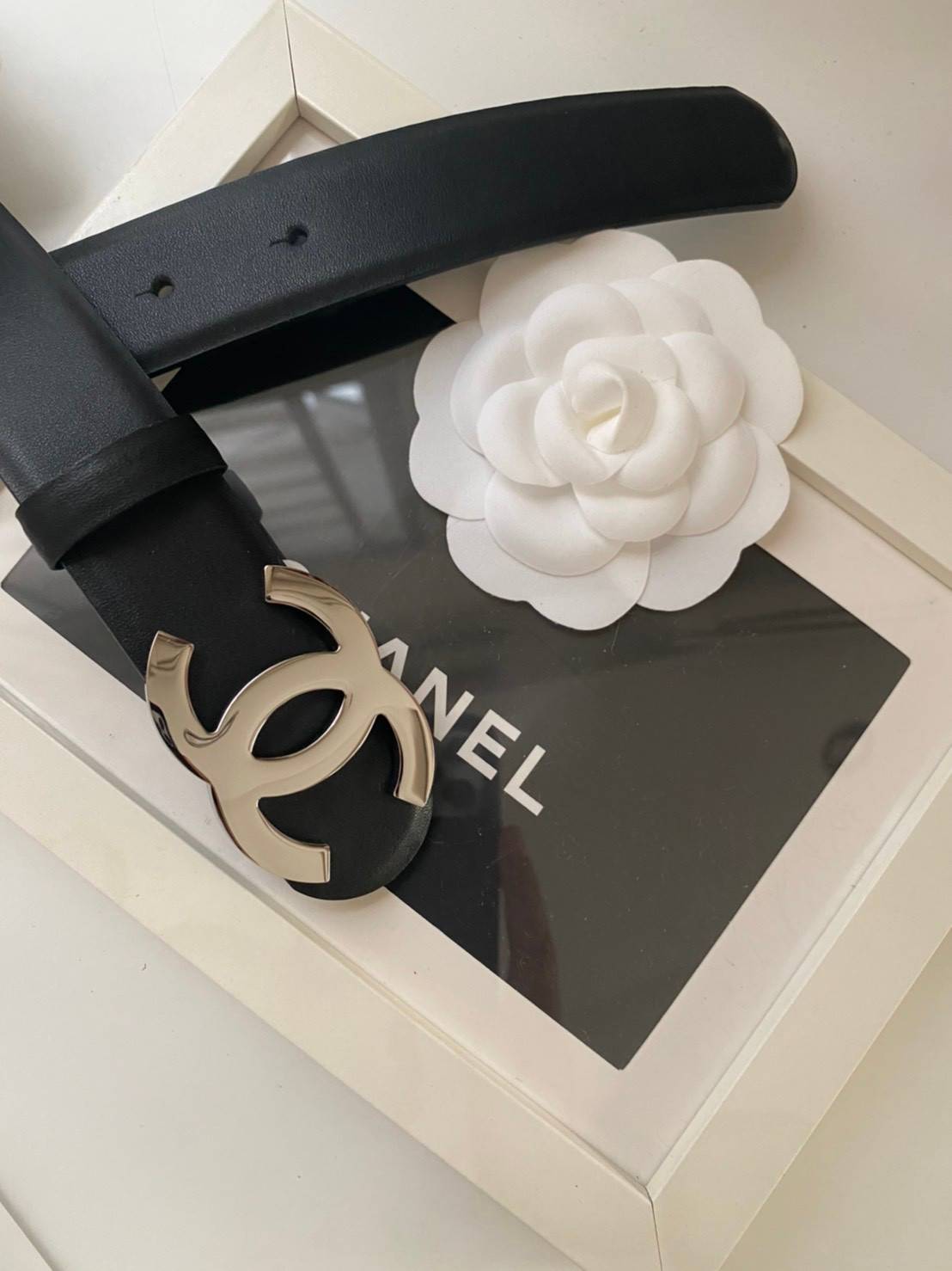 CHANEL BELT เข็มขัดสุดหรูสายหนังแท้ หรูหรา น้อยแต่มาก ภาพถ่ายจากงานขายจริง โลโก้ 3D metal เข้าได้กับทุกลุ๊คสไตล์การเเต่งตัว สวยหรูดูดีมีระดับ ไอเท็มนี้แนะนำเลยค่าา มาน้อยรีบๆ หน่อยน้าา