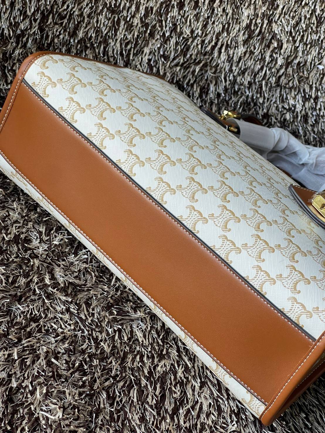 Celine Horizontal Cabas In Triomphe Canvas / Celine tote bag สายชอบพกของเยอะ ต้องหยิบของในกระเป๋าบ่อย รุ่นนี้ก็เป็นอีกตัวเลือกที่น่าสนใจค่ะ เพราะนอกจากจะจุของได้เยอะแล้วดีไซน์ยังเรียบสวยมีกลิ่นอายความวินเทจ อีกทั้งขนาดกระเป๋าใหญ่กำลังดีไม่เกะกะ เคลื่อนไหว