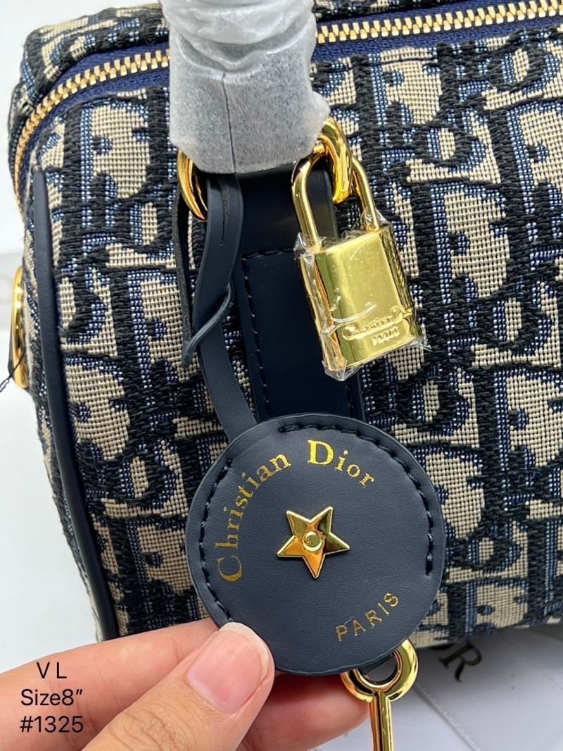 DIOR Groove 20 Bag Oblique Jacquard กระเป๋าสะพายทรงบอสตันทันสมัยและสง่างาม ใช้งานได้ทั้งแบบสะพายไหล่หรือสะพายแบบครอสบอดี้ เหมาะเป็นไอเทมคู่ใจในชีวิตประจำวัน