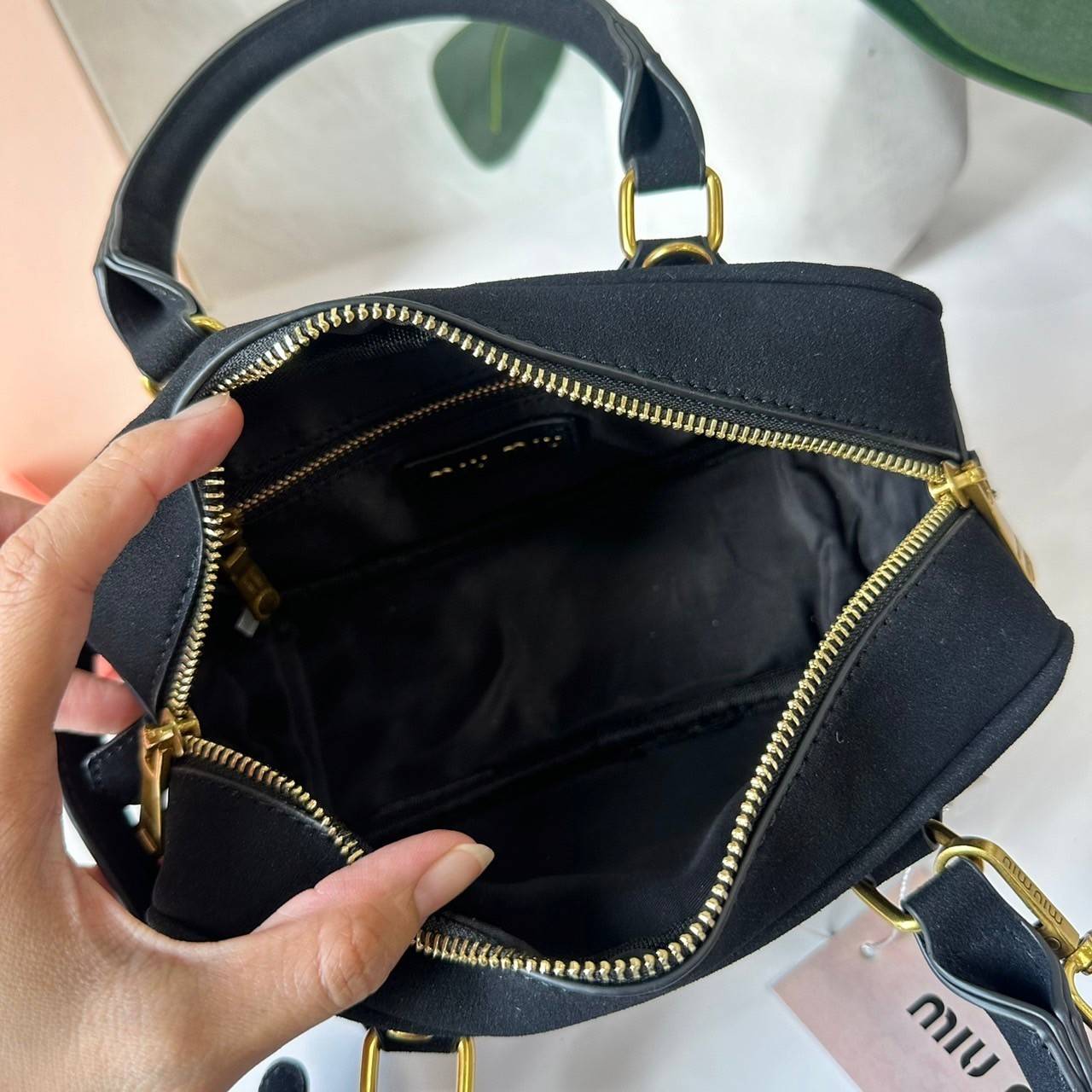 MIU MIU Arcadie padded suede top-handle bag กระเป๋าถือ/สะพาย คอลใหม่ล่าสุด รุ่นฮอทดีไซน์เหลี่ยม งานกำมะหยี่หนังกลับสวยละมุน น่ารักน่าใช้มากค่ะ