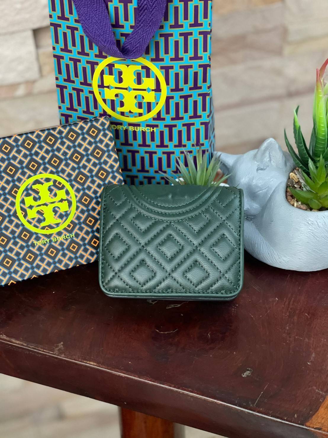 ของแท้ 💯% Tory burch fleming bifold mini wallet กระเป๋าสตางค์ทรงพับ2ตอนที่มีฟังก์ชั่นครบ ทั้งใส่การด์ เหรียญและธนบัตรได้ ดีเทลลายตารางเย็บสองชั้น