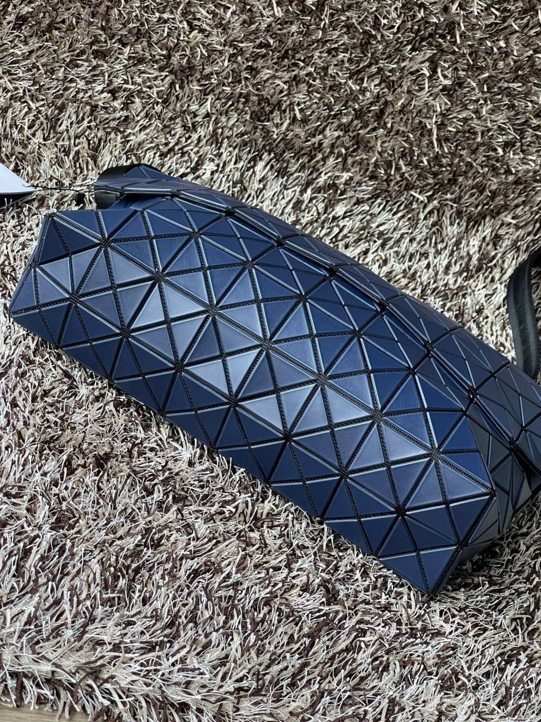 Baobao Issey Miyake Prism Sac ชาวมินิมอลทั้งชายและหญิงต้องถูกใจรุ่นนี้ เพราะ Prism Sac เป็นกระเป๋าแบบ unisex ที่มาพร้อมกับความเรียบง่ายของวัสดุเนื้อแมตต์ แต่ให้ลุคสไตล์เท่แบบคูลๆ โดดเด่นด้วยดีไซน์ที่ออกแบบมาให้ใช้งานที่ง่าย ตอบโจทย์ทุกสถานการณ์ฝาพับแบบเปิ