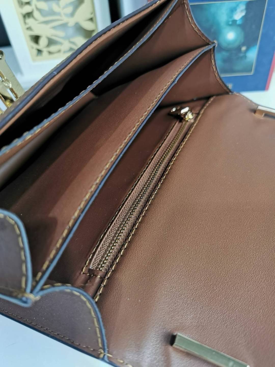 VIP 】กลับมาตามคำเรียกร้อง! ห้ามพลาด! Rare items! BURBERRY FRAGRANCES LEATHER CROSSBODY BAG วัสดุ Canvas & Leather ลาย Vintage คอลเลคชั่นใหม่ทรงเหลี่ยมสวยหรูดูดี เปิดปิดด้วยฝาปิดสัญลักษณ์รูปTB ภายในมีช่องแบ่งเป็นสัดส่วนสามารถใส่มือถือ iphone เงิน ของจ