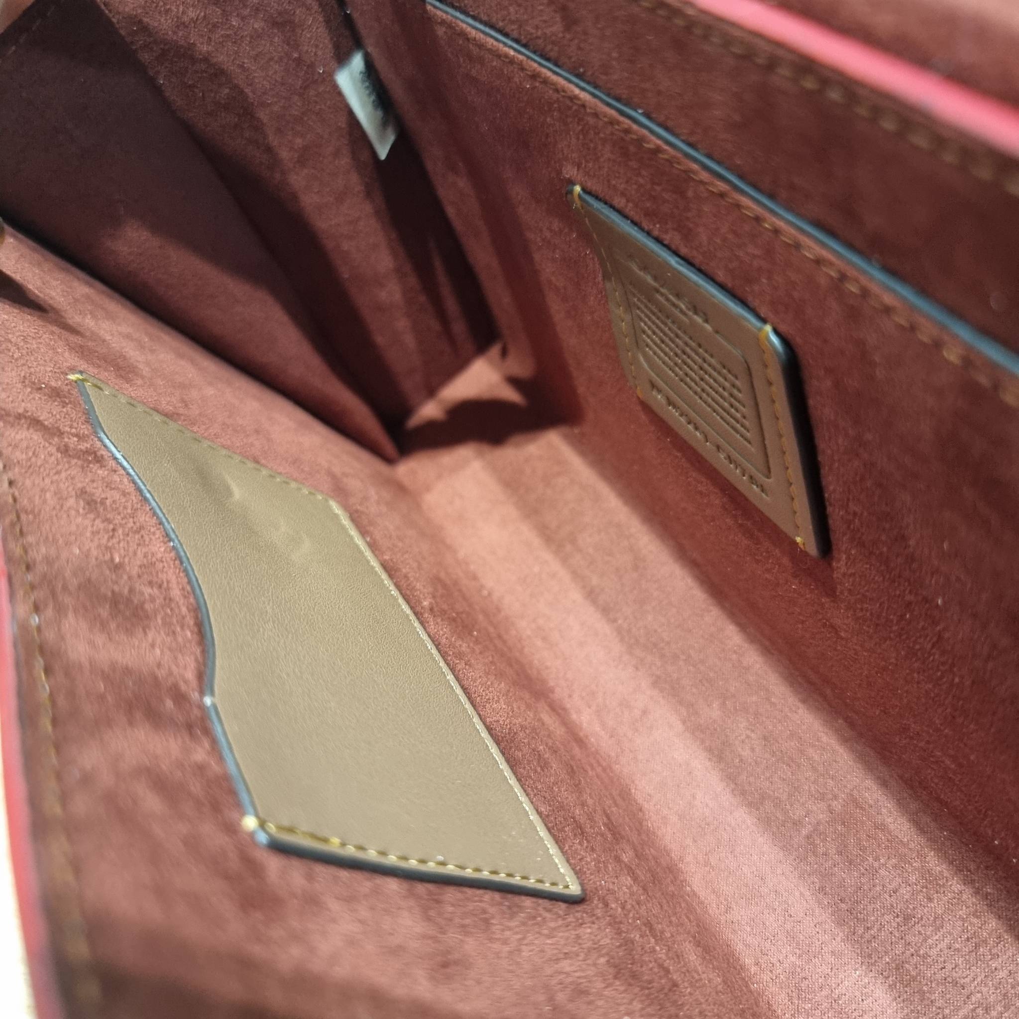 COACH CH798 TABBY BOX BAG IN SIGNATURE CANVAS ดีไซน์ใหม่ปี 2023 กับกระเป๋าสะพายมัลติฟังก์ชั่น ครบครัน ใช้งานได้หลากหลาย สวยคมชัด คลาสสิคใช้ได้ทุกลุค