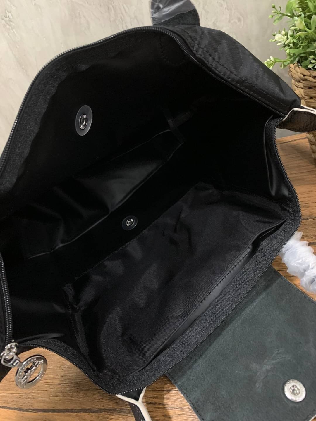 Longchamp LE PLIAGE Club (พร้อมส่ง 8 สี) TOTE BAG S กระเป๋ารุ่นยอดนิยม ที่สาวๆ ต้องมีไว้เก็บไว้สักใบ ด้วยตัวน้ำหนักกระเป๋า Longchamp เบาแสนเบา แต่จุของได้เยอะมาก สำหรับลุคทางการกึ่งลำลอง แฝงความสบาย ยามเดินทาง จุดเด่นอย่างหนึ่งของ กระเป๋าก็คือ สามาถพับเก็