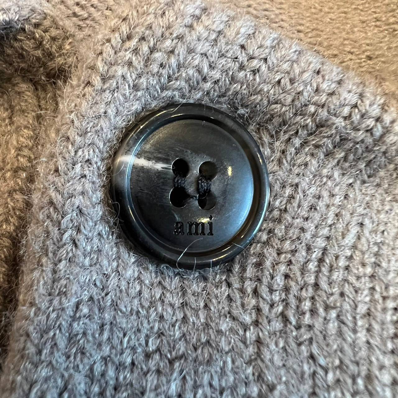 TOP ORI | TAUPE WOOL AMI DE COEUR POLO งานดีสุด สวยถูกใจแน่นอนค่ะ งานแบรนด์เนื้อผ้าอย่างดีงานนำเข้าจากโรงงานเทียบแบรนด์ เกรดท็อปออริจินอล เกรดดีสุด เทียบแท้ พร้อมป้ายแท็ก