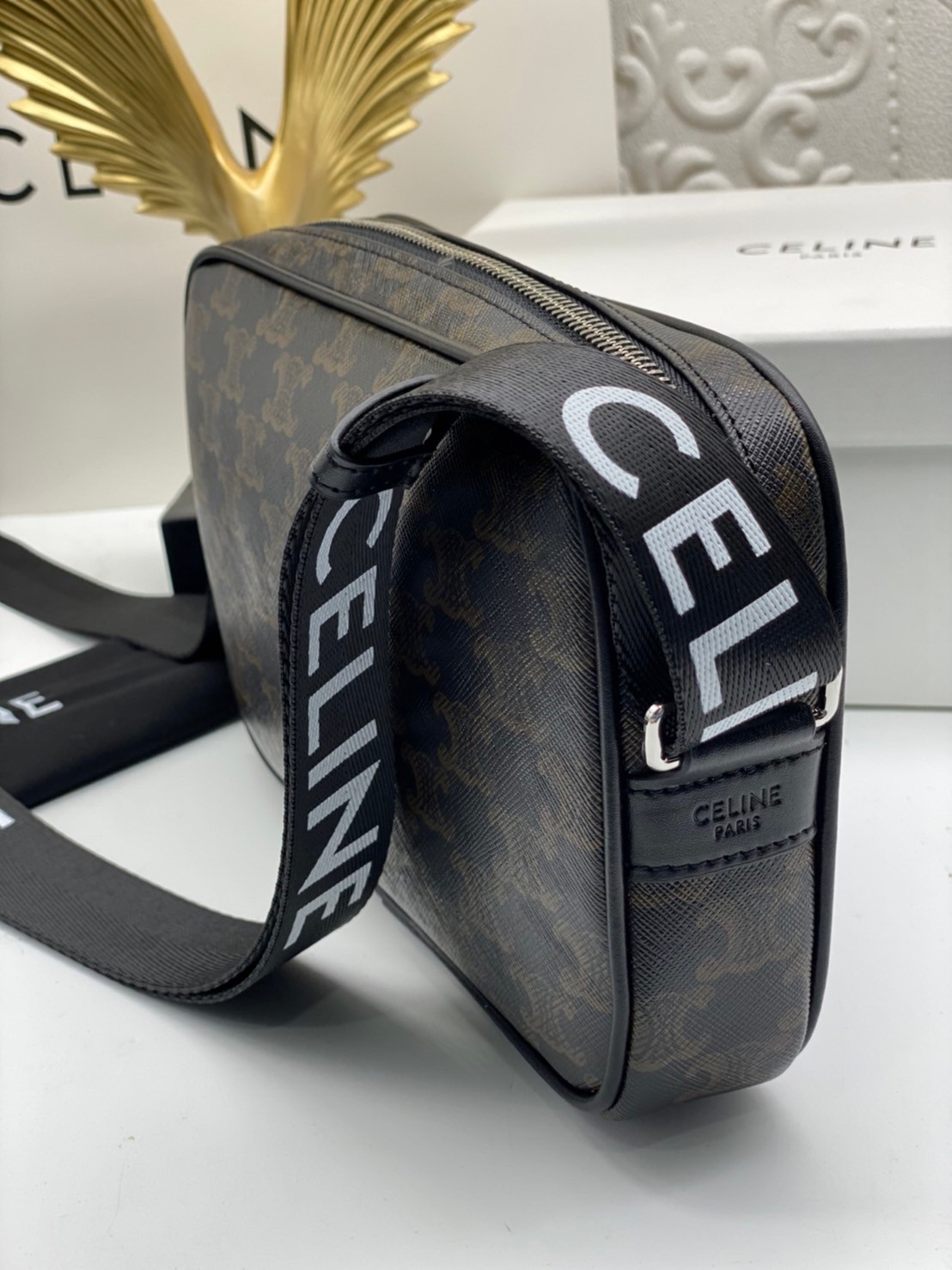 CELINE Medium Messenger bag in Triomphe Canvas / Celine Camera Bag กระเป๋าทรงครอสบอดี้ ใช้ได้ทั้งชายหญิง ขนาดกลางกำลังดี น้ำหนักเบา รูปทรงใช้งานง่าย ภาพสินค้าถ่ายจากงานขายจริง ใช้งานต่างประเทศได้