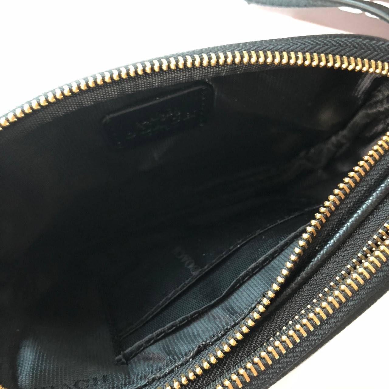 COACH MINI CROSSBODY BAGกระเป๋าสะพาน size mini วัสดุหนังลาย signature เปิด - ปิดด้วยซิป แบ่ง2 ช่องใหญ่ ภายในโล่ง ใส่ wallet สั้น มือถือได้ทุกรุ่น และของใช้จุกจิก พร้อมสายยาวถอด ปรับได้ค่ะ