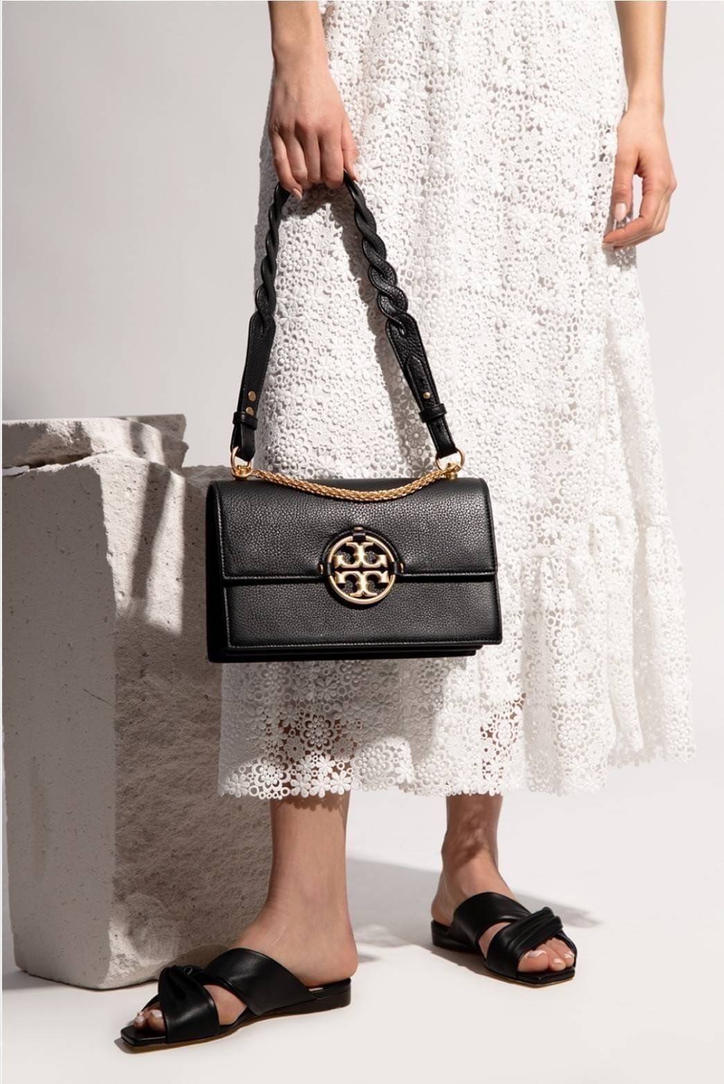 TORY BURCH MILLER SHOULDER BAG รุ่นยอดนิยม รุ่นหายาก รุ่นที่สาวๆตามหา ใบนี้เลย!! สวยหรู ผู้ดีทุกสี กระเป๋าสะพายไหล่ ดีไซน์อยู่ทรง คลาสสิคแฝงความหรูด้วยโลโก้สีทองอร่ามโดดเด่น