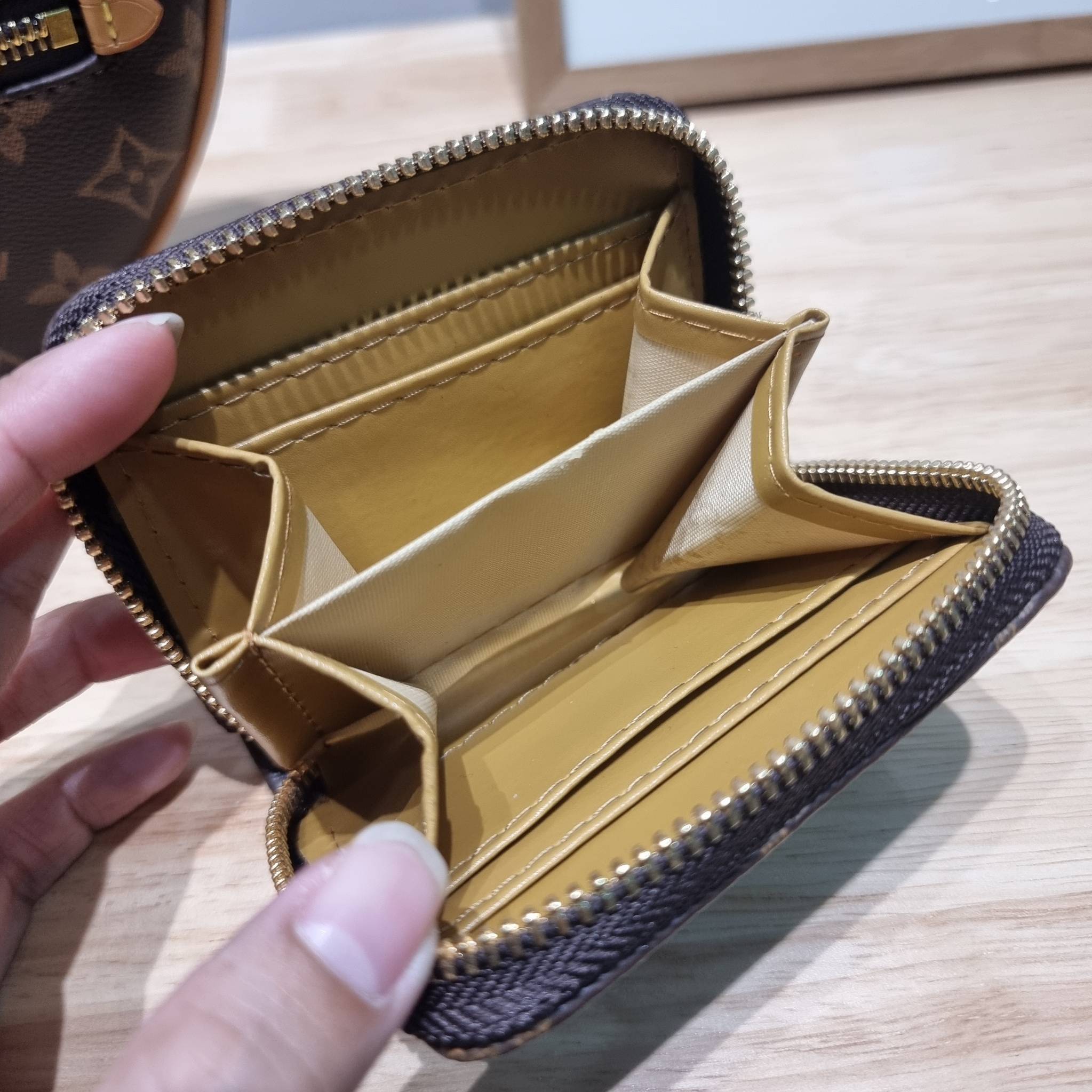 LV loop bag New in!! กับ box set ชวนสะสม ที่จับเอารุ่นยอดฮิต มามิกซ์รวมกับไอเท็มสุดคุ้มของมันต้องมี!! จัดเรียงให้อยู่ในกล่องสุดหรู ไม่ว่าจะตัวกระเป๋า กระเป๋าสตางค์ กระเป๋าจิ๋ว ใบไหนๆก็นำมาใช้งานได้จริง คุ้มค่ามากๆ แถมฟรี! ริบบิ้นลายลิมิเต็ด รวมรวบไว้ให้ได