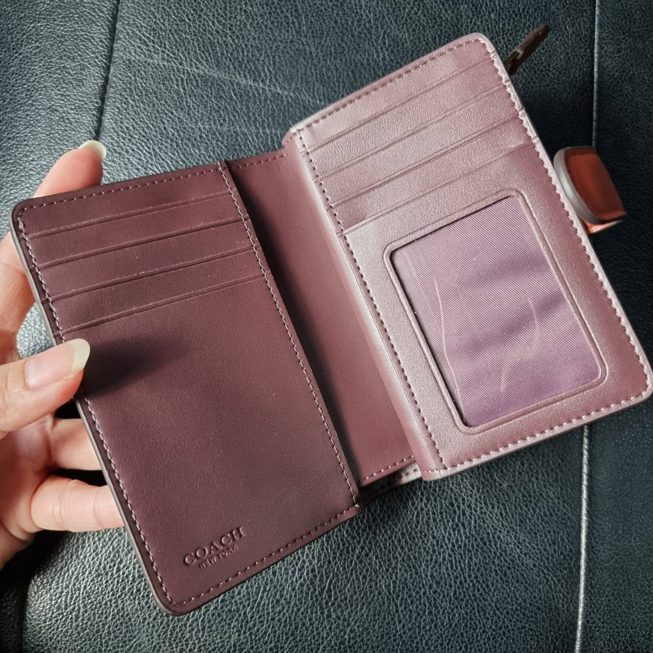 COACH F33034 MEDIUM CORNER ZIP WALLET IN COLORBLOCK SIGNATURE CANVAS กระเป๋าสตางค์ใบกลาง 👛 ขนาดกำลังเหมาะมือ วัสดุหนังแคนวาส ดูแลรักษาง่าย มีช่องใส่บัตรและธนบัตรครบ และช่องซิปแยกไว้ใส่เหรียญ สวยคลาคสิคแบบนี้เหมาะส่งต่อเป็นของขวัญที่สุดจ้า