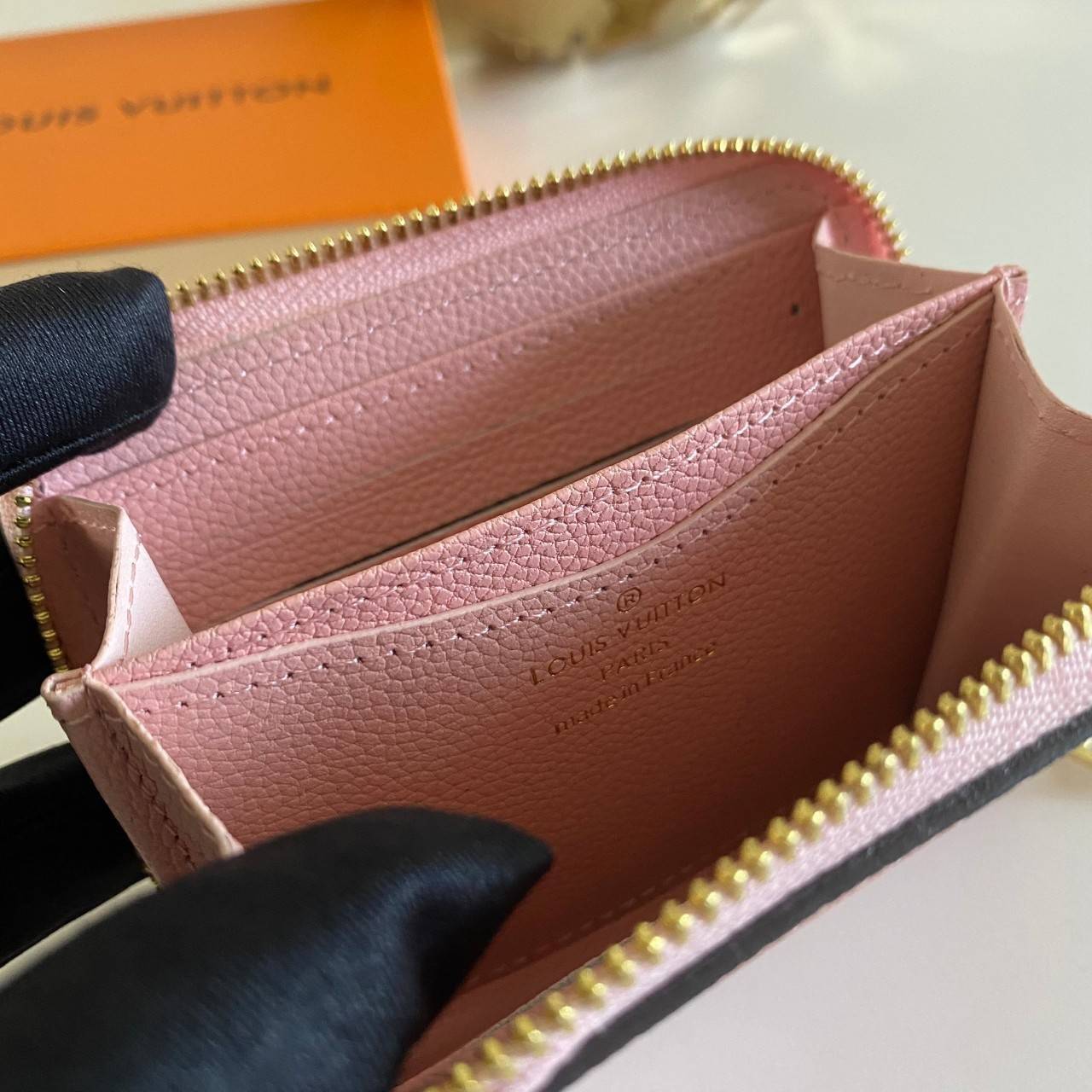 พรีเมี่ยมกิ๊ฟแท้ 100% 】Louis Vuitton wallet zippy หนังแท้ กระเป๋าซิปใบสั้น ใบเล็กน่ารัก พกพาสะดวก ด้านในมีช่องใส่บัตร ใส่แบงค์ มีช่องซิปใสเหรียญ น่ารักสุดๆ