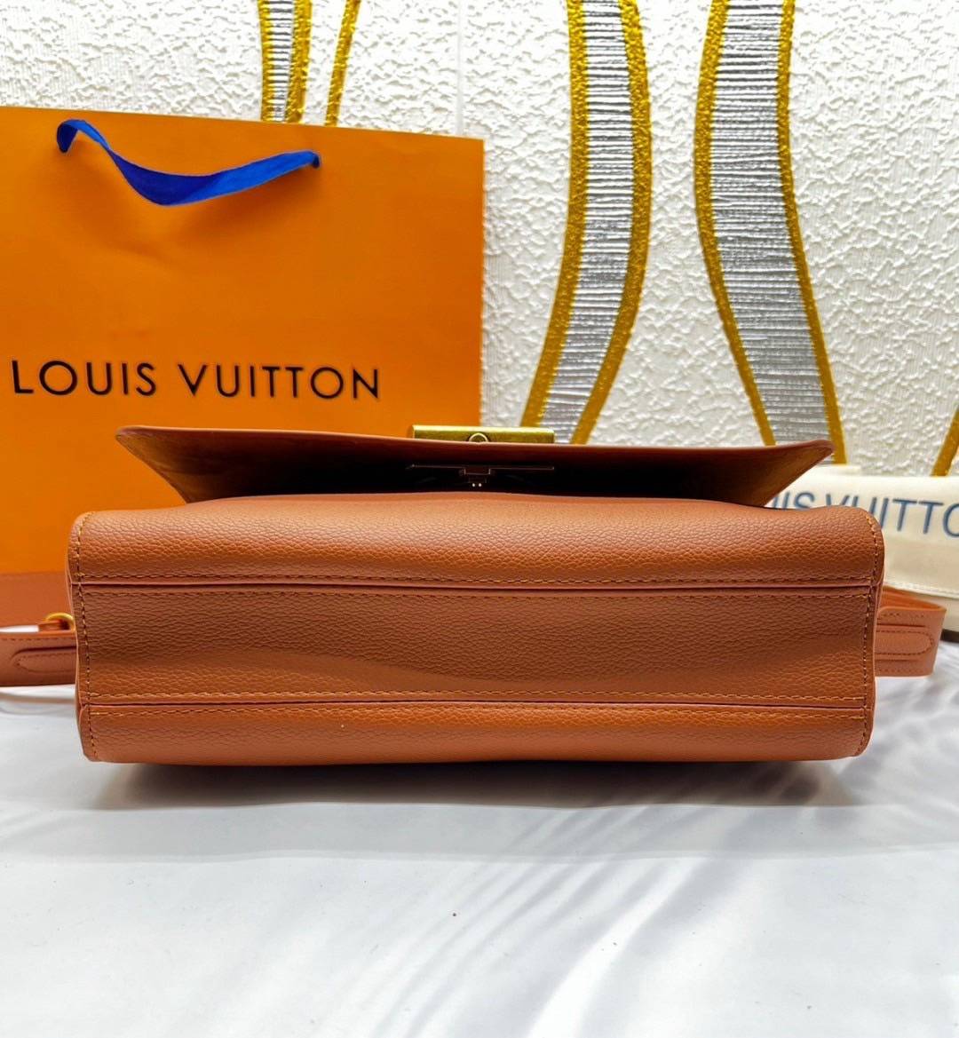 LV Twist Bag 27cm กระเป๋าสะพายดีไซส์เรียบหรูดูแพง ต้องยกให้รุ่นนี้ โลโก้อะไหล่สีทองหรูหราโดดเด่น ที่สุดของความสวยคลาสสิคย้อนยุค ภายในเป็นช่องโล่ง ควรมีติดตู้ไว้ซักใบค่ะ