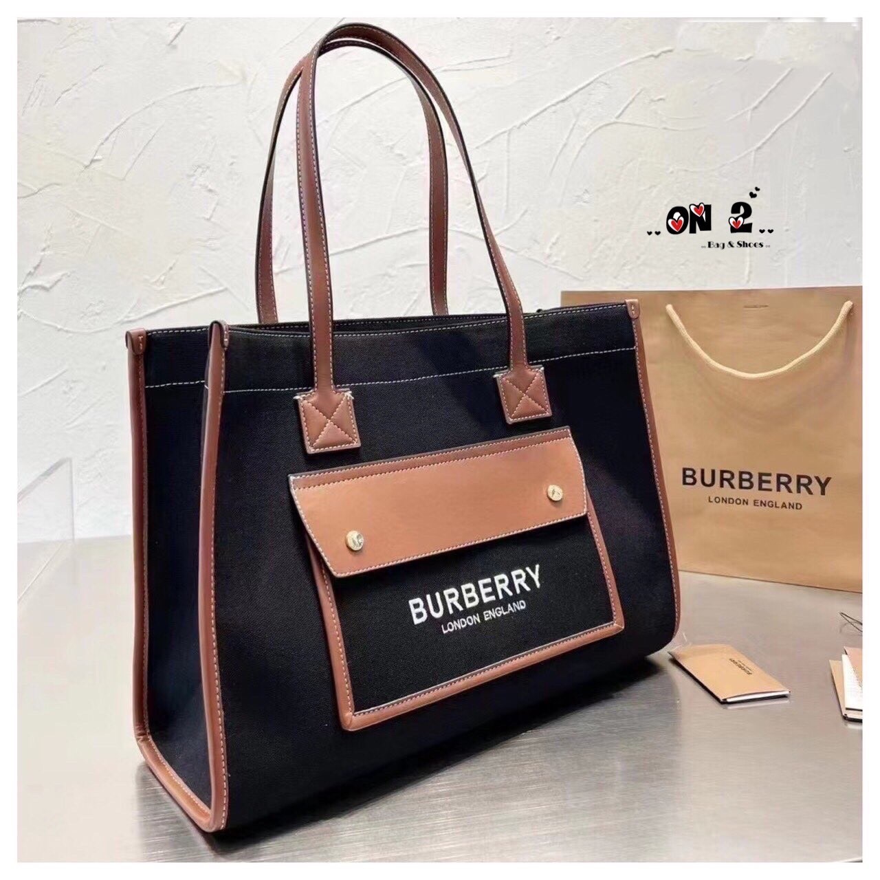 BURBERRY Leather-trimmed embroidered canvas tote / BURBERRY FRAGRANCES LARGE TOTE BAG / BURBERRY Freya Tote Bag วัสดุ Canvas & Leather ดีไซน์สวยอยู่ทรงสไตล์ Casual ด้านหน้ามีช่องใส่ของ ภายในโล่งกว้างและจุสุดๆสามารถใส่เอกสารA4 หนังสือ ของใช้ได้เยอะ หูหิ้วห