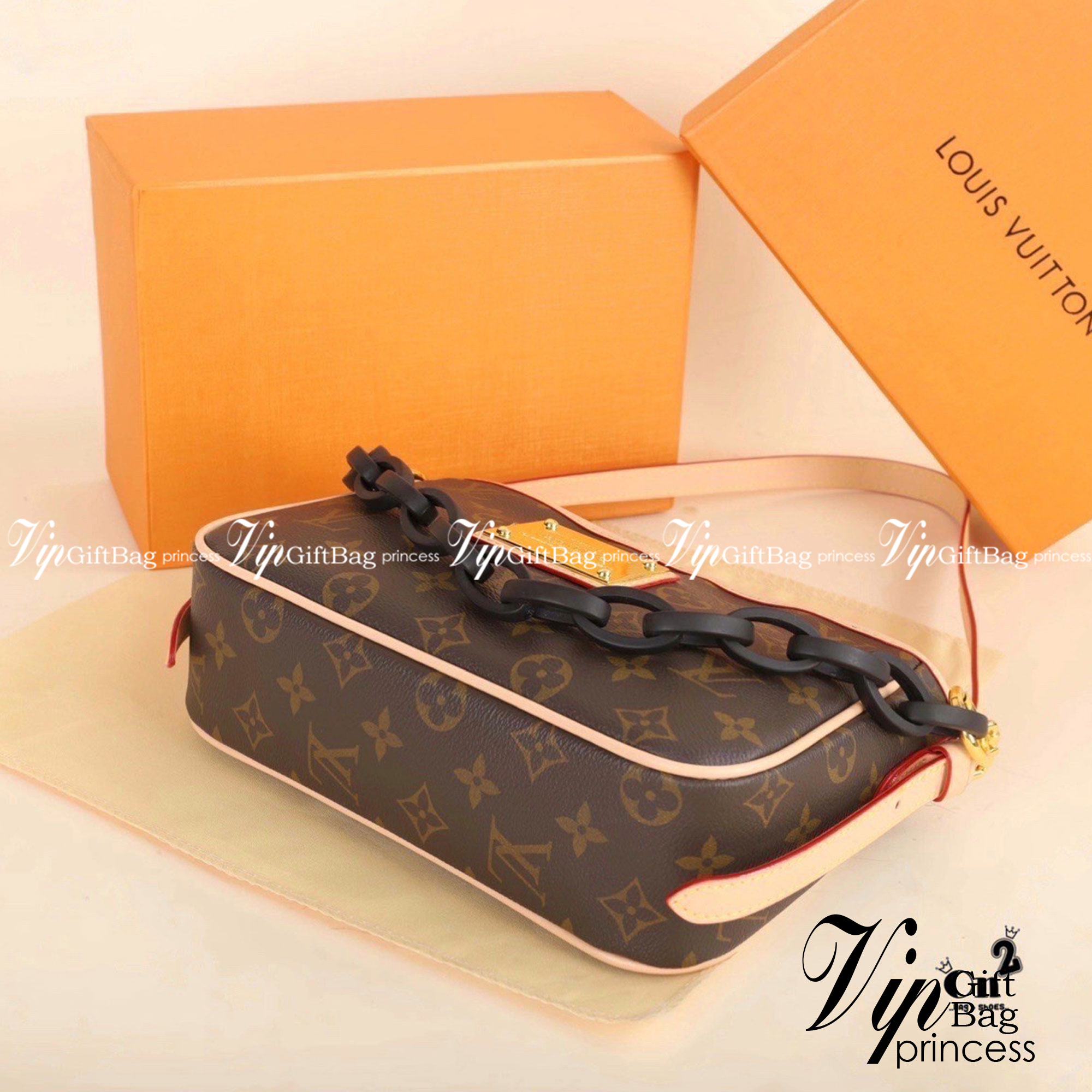 LV CROSSBODY BAG / LV POCHETTE Bag รุ่นใหม่ล่าสุด กระเป๋าสะพายงานหรูหราและมีสไตล์ สวยปังมั้ยไหว ใบจริงสวยมากกกก ได้สวยก่อนใคร ต้องจัดแล้วจ้าคอลเลคชั่นใหม่ล่าสุด ดีไซน์ไซส์กะทัดรัด เหมาะกับการเก็บของสำคัญของสาวๆ ได้อย่างมั่นใจ สะพายได้แบบคล่องตัว ทรงสวย ให