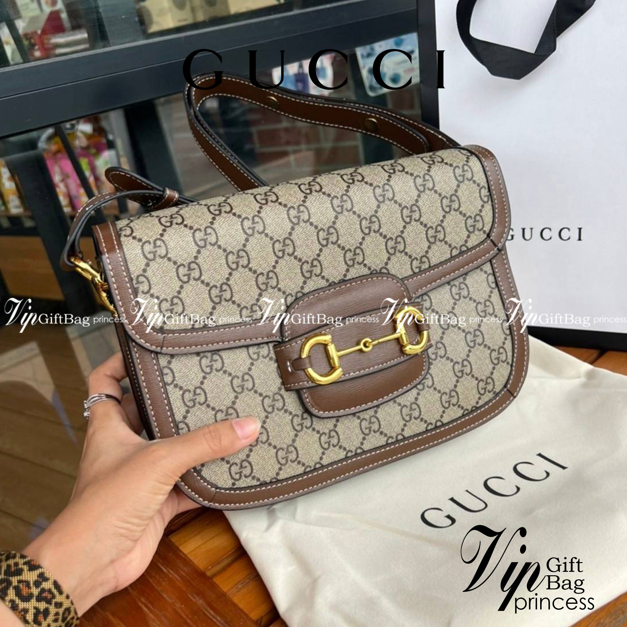 Gucci Horsebit Shoulder Bag กระเป๋าสะพายไหล่ วัสดุผ้าใบ GG Superme ตัดแต่งหนังแท้ สายสะพายไหล่ปรับระดับได้ ด้านในมี 1 ช่องซิป อะไหล่ทองหรูหรา ดาราเซเลปใช้เพียบ ไม่มีเอ๊า เรียบหรูดูแพงสุดๆค่า