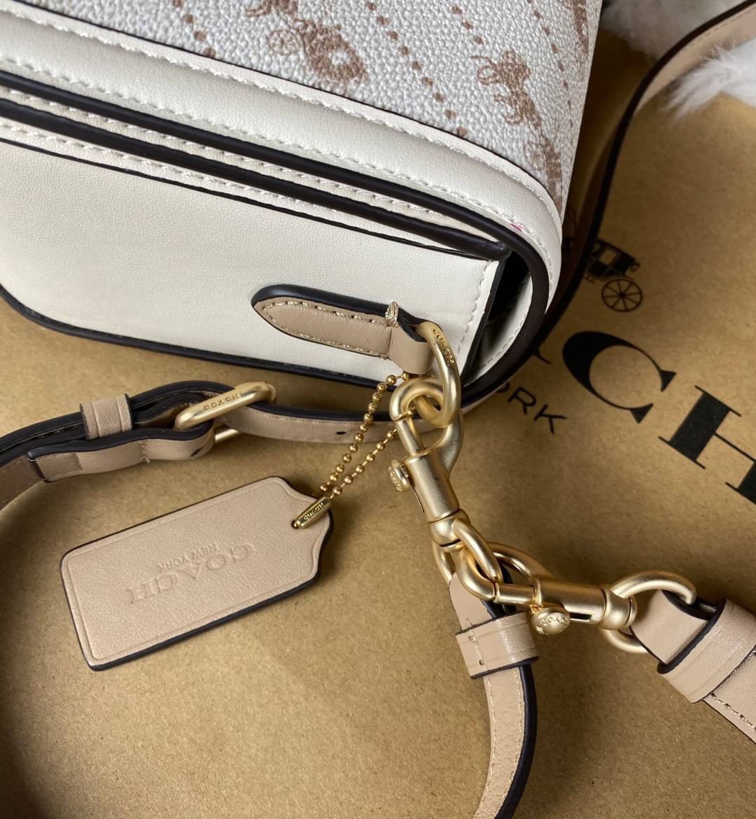 OUTLET 】COACH SADDLE BAG WITH HORSE AND CARRIAGE DOT PRINT (COACH C4059) กระเป๋าสะพายข้าง ลายม้าและรถลาก item ใหม่ที่สาวๆต้องมีนาทีนี้ห้ามพลาด รูปทรงโค้งมน วัสดุ พีวีซี ผ้าใบเคลือบพิมพ์ลายเป็นหนังเรียบ ทนทานและกันคราบสกปรกทั้งสี่ด้านเป็นหนังคุ้มสุดๆ ภายใน