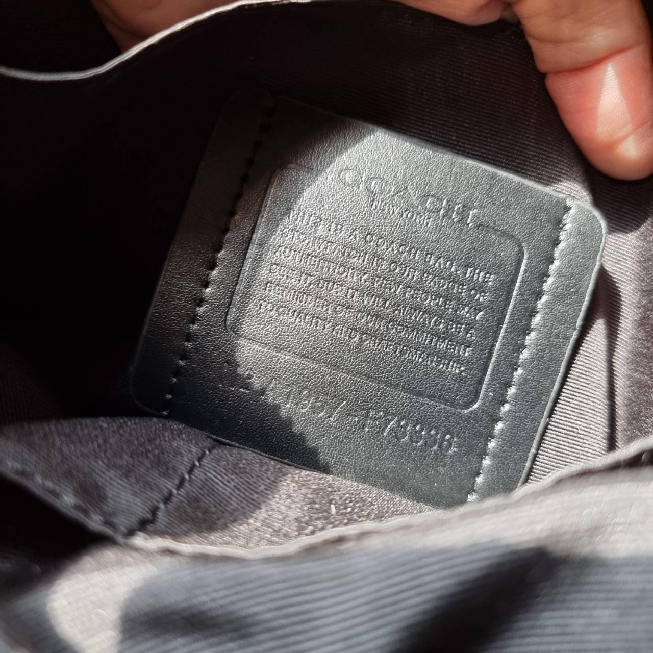 COACH F73336 HOUSTON FLIGHT BAG IN SIGNATURE CANVAS รุ่นนี้หนุ่มๆเค้ารู้กัน!! ขายดีตลอดกาล!! คลาสสิคไม่มีใครเกิน!! กระเป๋าสะพายข้างทรงแมสเซ็นเจอร์ยอดฮิต ทรงสวย ดูดี วัสดุหนังแคนวาสเคลือบลายสลับหนังแท้ เปิด-ปิดด้วยซิป ด้านหน้าและหลังสามารถใส่ของได้ ภายในแบ