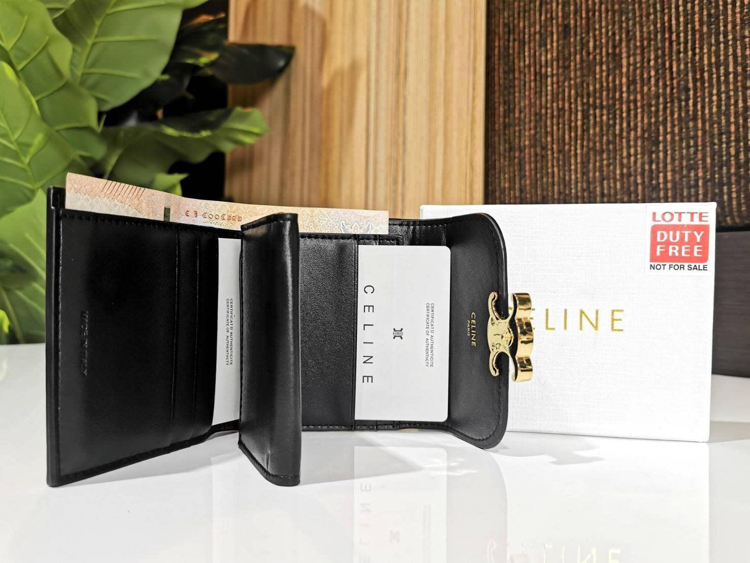 พรีเมี่ยมกิ๊ฟแท้ 100% 】CELINE SHORT WALLET VIP GIFT WITH PURCHASE (GWP) พรีเมี่ยมกิ๊ฟ Limited จาก CELINE HAUTE PARFUME DUTYFREE COUNTER หนังเรียบสวยอยู่ทรงมีโลโก้ด้านหน้าเปิดปิดด้วยฝาพับกระดุม