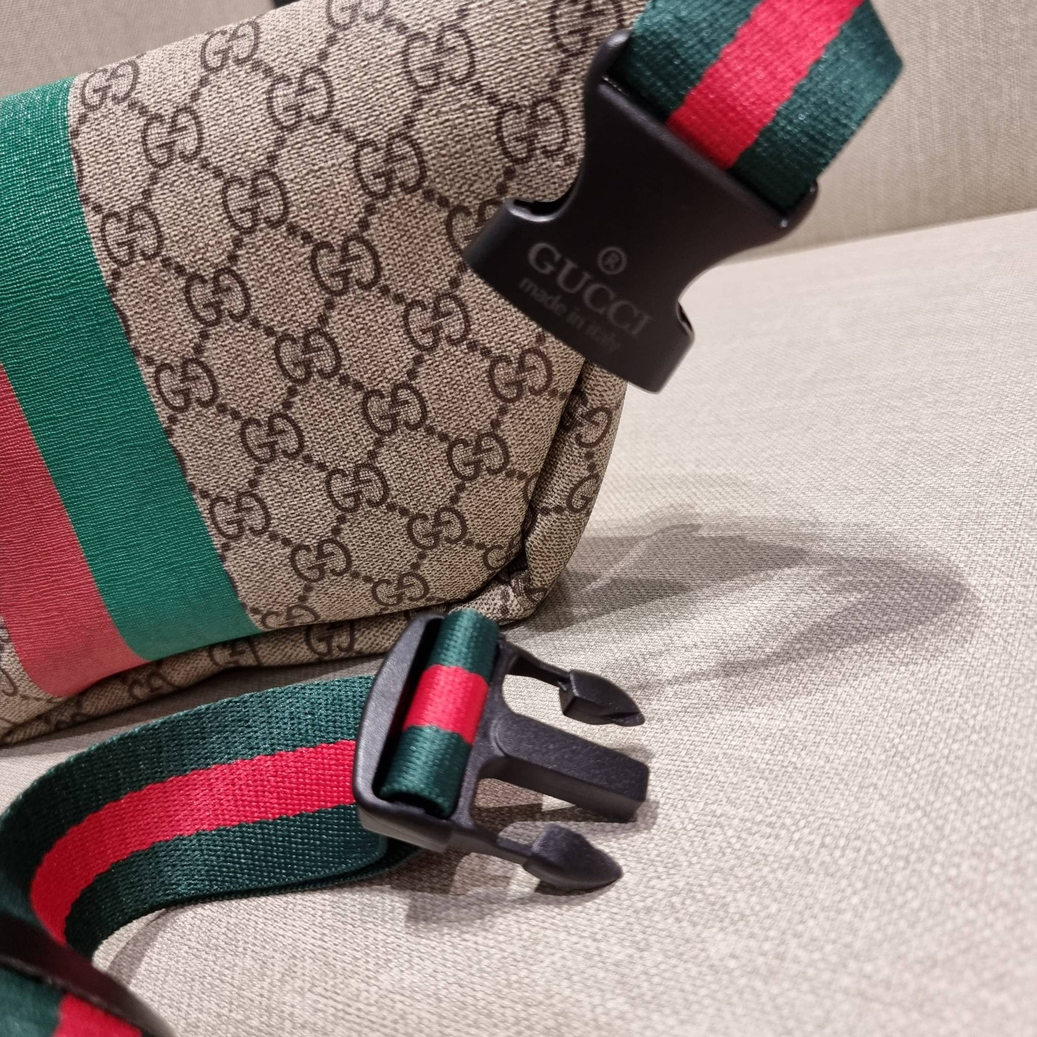 GUCCI BELT BAG ไอเท็มที่หนุ่มๆเรียกร้อง GC waist bag กระเป๋าคาดอก/คาดเอว คอลเลคชั่นฉลองปีเสือ โดดเด่นด้วยลายพรินท์จัมโบ้ ไม่เหมือนใคร วัสดุหนังแคนวาส เปิด-ปิดด้วยซิป ภายในแบ่งสัดส่วน มีช่องซิป และช่องย่อยให้อีก สายสะพายปรับได้ สายสปอร์ต สายแคมป์ปิ้ง หรือจ