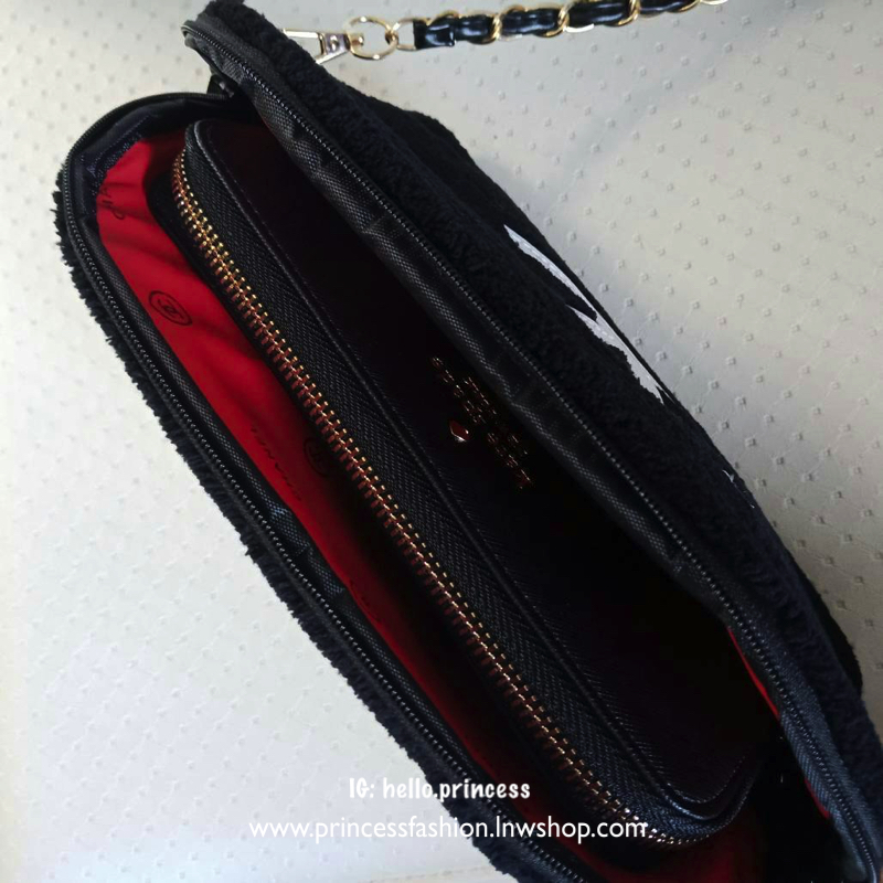 New Arrival!! อีกหนึ่งทรงขายดี กับรุ่นนี้คะ Chanel Precision wolf crossbody bag with chain กระเป๋าทรงโดมผ้าวูฟขนนุ่มเต็มใบ ด้านหน้าปักโลโก้CC หนังแก้วสวยหรู ด้านในเปิดปิดด้วยซิปบุผ้าสีแดงปั้มแบรนด์สวยหรู สายโซ่อะไหล่รมควัน ถอดถือเป็นคลัชต์ออกงานได้! 2IN1 