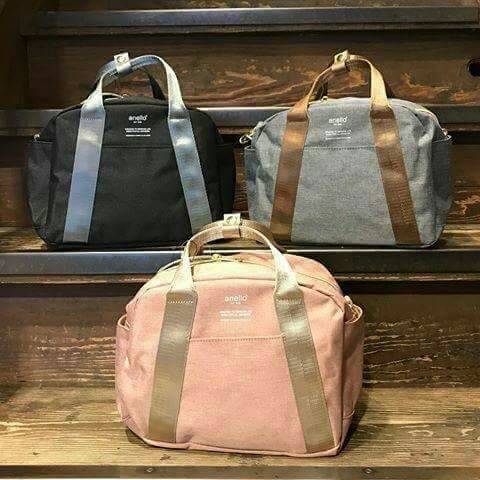 Anello Mini Boston shoulder Bag New arrival คอลเลคชั่นใหม่ล่าสุด ชน shop ค่ะ กระเป๋าถือ หรือสะพายข้าง ขนาดกำลังน่ารัก เปิดปิดด้วยซิปคู่ ภายในมี ใบลูกให้อีก 1 ใบ แยกใช้ได้ค่ะ ด้านหน้าสกรีนโลโก้แบรนด์ มีช่องทั้ง 4 ด้าน หน้าหลัง และด้านข้างใช้งานได้จริง มา พ
