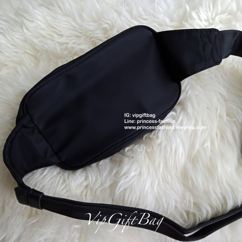 รีวิวเพิ่มค่าา ละครดังยังใช้นะค้าฟ **กระเป๋าคาดอก จากแบรนด์ Prada วัสดุทำจากผ้าNylon อย่างหน้า อยู่ทรงสวยเลยคะ ขนาดกะทัดรัด ใส่มือถือ บัตรเครดิต ได้เหลือๆคะ ด้านหน้ามีช่องซิปแยกให้คะ ด้านในบุผ้าลายแบรนด์อย่างดี มีป้ายโลหะแบรนด์ พร้อมช่องใส่ของแยกอีกด้วยคะ