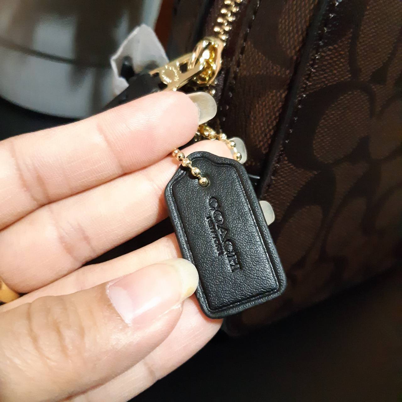 COACH 91677 MINI CAMERA BAG IN SIGNATURE CANVAS ขายดีที่สุด!! กระเป๋าสะพายข้างไซส์มินิ คลาสสิคอยู่ทรง อะไหล่ทองตัดดูหรู วัสดุหนังแคนวาสเคลือบลาย เปิด-ปิดด้วยซิป สายสะพายปรับได้ตามตัว ใบนี้แมทช์ได้ทุกลุค ใช้เป็น everyday bag ได้สบายๆเลยจ้า