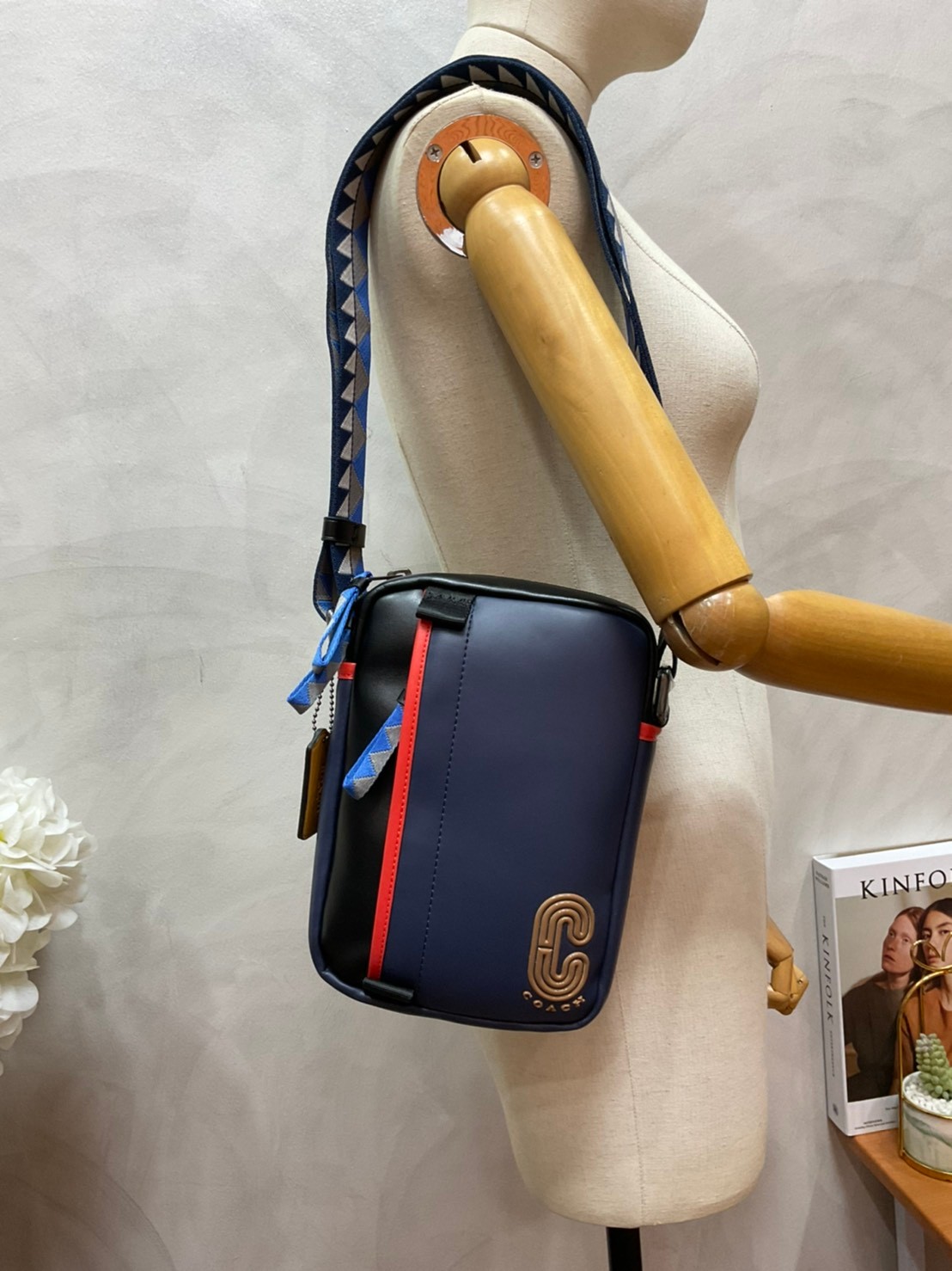 COACH NORTH/SOUTH EDGE CROSSBODY (COACH 5626) IN SIGNATURE CANVAS (COACH 6788) กระเป๋าสะพายผู้ชาย กระเป๋าสะพายรุ่นใหม่ ชนช็อป (!!)รุ่นหายาก สี COBALT MULTI วัสดุทำจาก หนังลูกวัวแท้ เนื้อเรียบ พิมพ์ลาย ขนาดกำลังดี