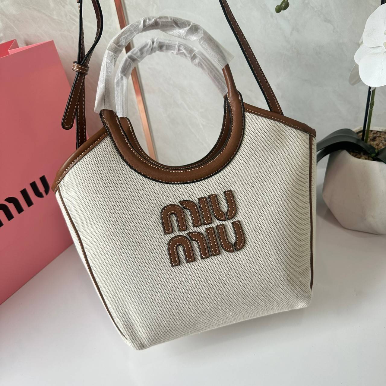 MIU MIU IVY CANVAS BAG / MIU MIU TOTE IVY MINI กระเป๋าถือหรือสะพายข้างทรงโท้ท รูปทรงทันสมัยน่ารัก สวยหรูมากๆคะ