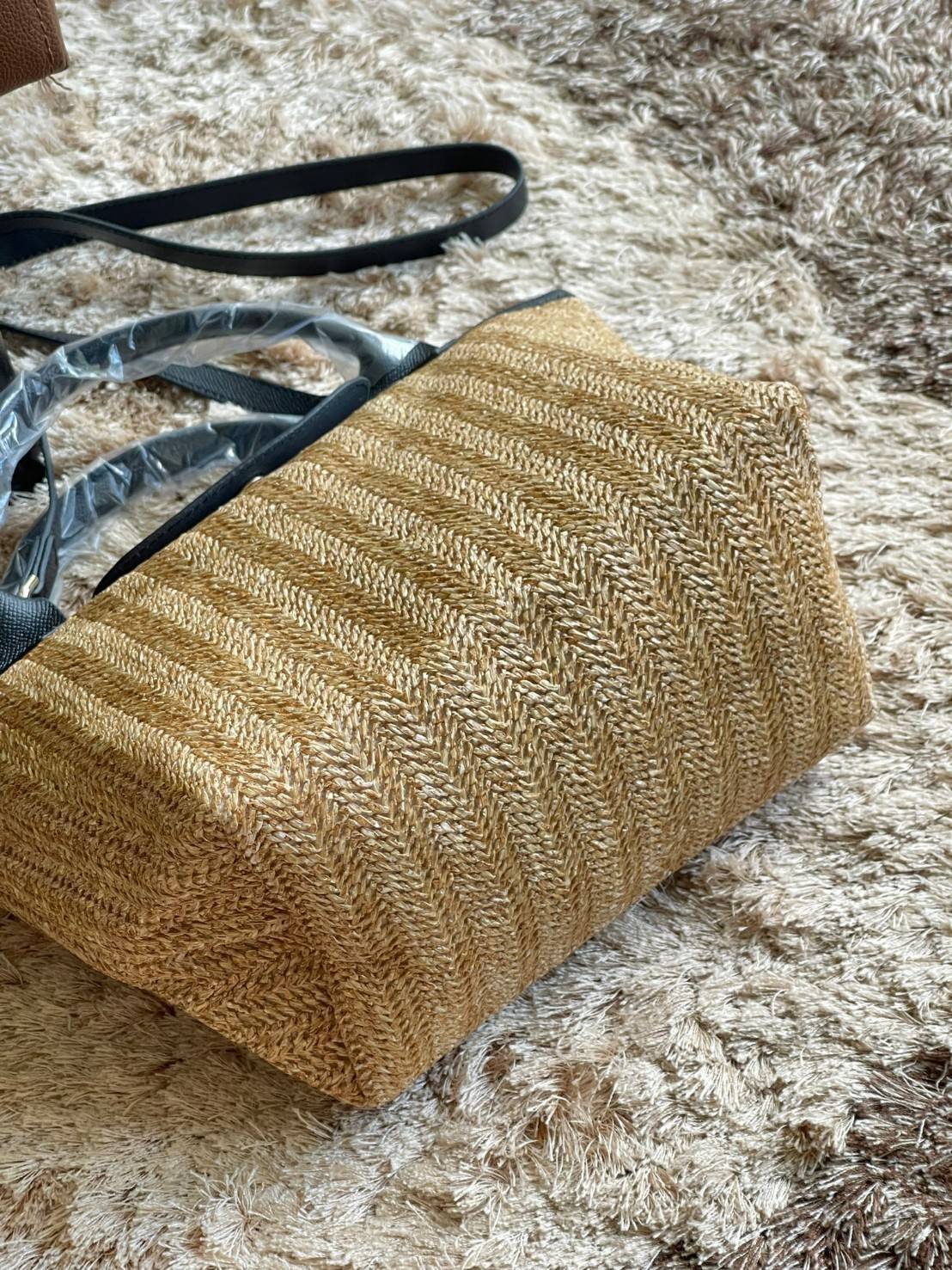 LONGCHAMP LE PLIAGE COLLECTION PAILLE TOP HANDLE BAG มี 3 ขนาด XS/S/M กระเป๋าถือหรือสะพาย งานสาน raffia ปากกระเป๋าตัดด้วยหนังสีดำ ลุคช์สุดเท่ของเหล่า Celebrities กับกระเป๋าปิคนิกสุดฮิตจาก Longchamp อย่าง Le Pliage Paille (เลอ ปลิยาจ ไพล์) ถือเป็นกระเป๋าที