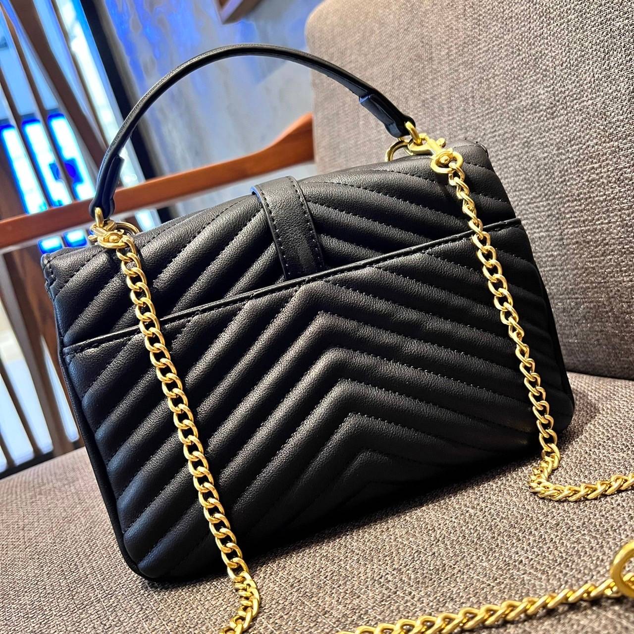 Yves Saint laurent crossbody boutique vip bag กระเป๋าสะพายไหล่ ดีไซน์ทรงสวยหรู พิเศษ แถมฟรี พวงกุญแจห้อยอะไหล่สีทอง ดูแพงไปหมดจริงๆไอเท็มนี้ วัสดุหนังสังเคราะห์ เปิด-ปิดด้วยกระดุมแม่เหล็ก ภายในโล่งกว้าง มาพร้อมหูจับในตัว และสายสะพายครอสบอดี้ที่สามารถถอดออ
