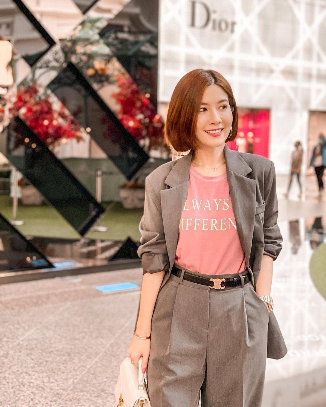 Celine Vintage Logo Leather Belt วัสดุ Calfskin หนังเรียบสวยขนาดกำลังดี หัวเข็มขัดโลโก้แบรนด์อะไหล่สีทองดีไซน์ 3D Vintage สายเข็มขัดปรับระดับได้ในดีไซน์เรียบหรูเข้ากับทุกลุ๊ค ใช้ได้ทั้งชายและหญิงค่ะ สินค้ามาพร้อมกล่องกระดาษและถุงแบรนด์ห้ามพลาดค่ะ!